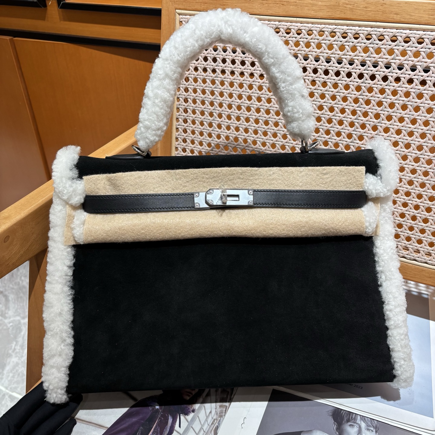Hermès Real photos of delivery. Customer ordered 26 hermes kelly32 Teddy suede and lamb wool and swift leather. Hand-made version.