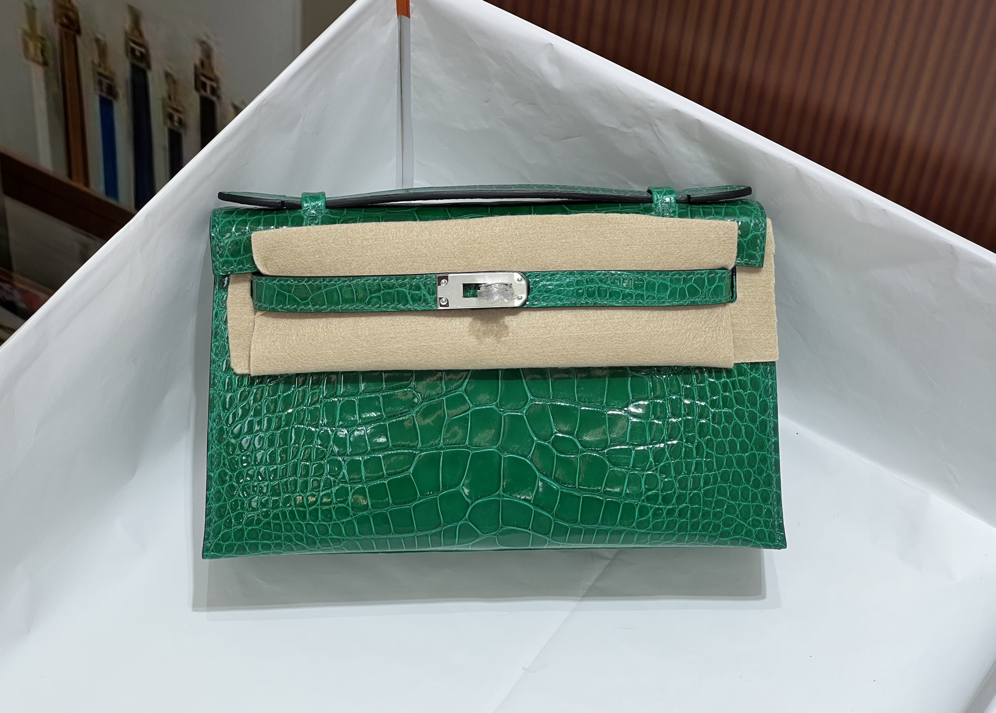 NO:851324,Silver buckle, bamboo green, Kelly Generation 22CM. Made of imported high-gloss American crocodile, pattern cutting, sheepskin lining imported from Italy, top hand sewing, full set of hand-made nails, real-shot spot texture, Hermes, hermes, sheepskin, Hermes,19860909银扣 竹子绿 凯莉一代22CM.进口高光美洲鳄制作,对版开料,意大利进口羊皮内里,顶级手缝 全套手工钉 实拍现货纹理,爱马仕,hermes,sheepskin,Hermes,,Bag