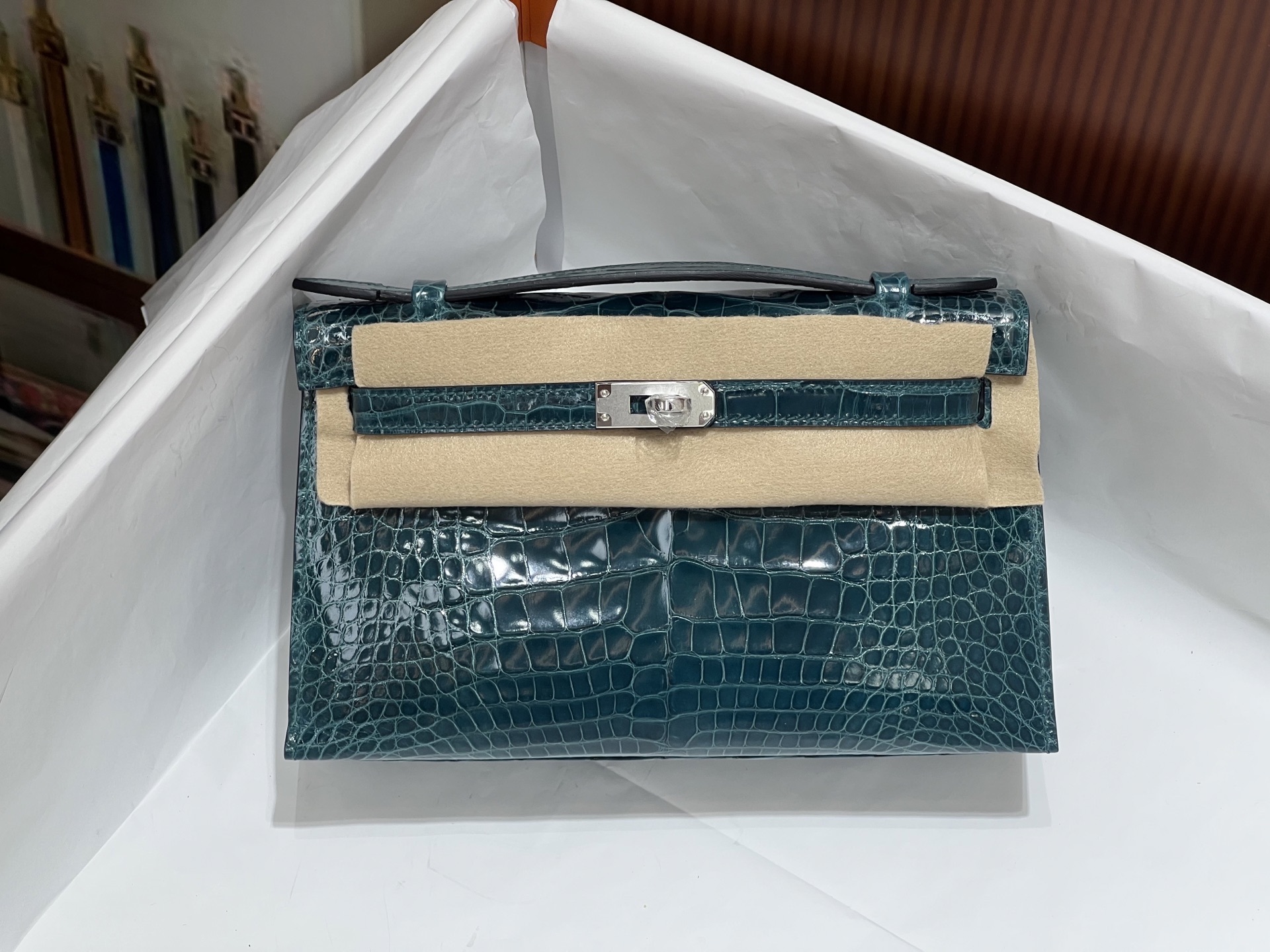 NO:851372,Strait green silver buckle WO Kelly first generation 22CM. Made of imported high-gloss American crocodile, plate cutting, imported Italian sheepskin lining, top hand sewing, full set of hand-made nails, real-shot spot texture, Hermes, hermes, sheepskin, Hermes,19860909海峡绿 银扣WO 凯丽一代22CM.进口高光美洲鳄制作,对版开料,意大利进口羊皮内里,顶级手缝 全套手工钉 实拍现货纹理,爱马仕,hermes,sheepskin,Hermes,,Bag