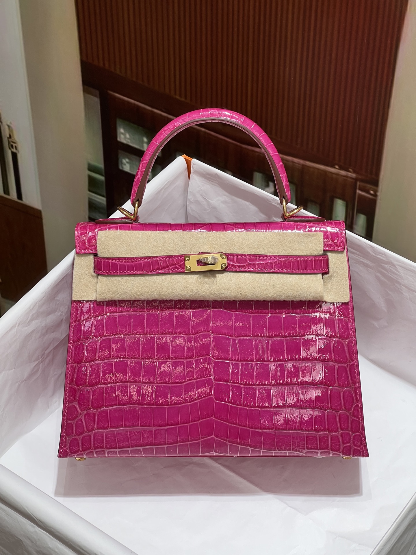 NO:700400,Kelly 25Cm. Gold buckle, imported high-gloss Nile crocodile skin, real shot, version Z, top imported wax thread hand-sewing technology, Hermes, hermes, crocodile skin, Hermes,19860909凯丽25Cm. 金扣 进口高光尼罗鳄鱼皮实拍现货,对版Z 顶级进口蜡线手缝工艺,爱马仕,hermes,crocodile skin,Hermes,,Bag