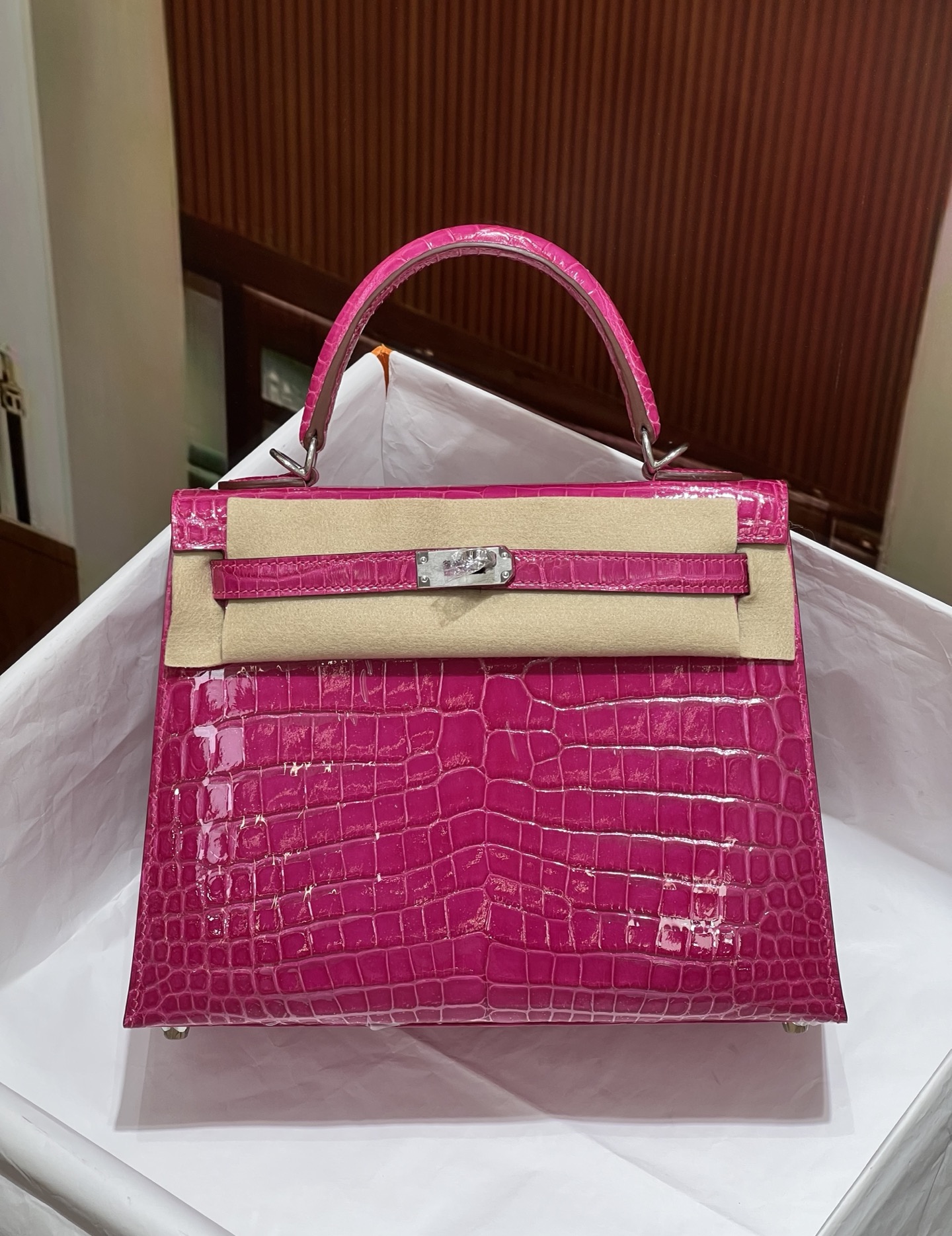 NO:700405,Kelly 25Cm. Silver buckle, imported high-gloss Nile crocodile skin, real shot, version Z, top imported wax thread hand-sewing technology, Hermes, hermes, crocodile skin, Hermes,19860909凯丽25Cm. 银扣 进口高光尼罗鳄鱼皮实拍现货,对版Z 顶级进口蜡线手缝工艺,爱马仕,hermes,crocodile skin,Hermes,,Bag