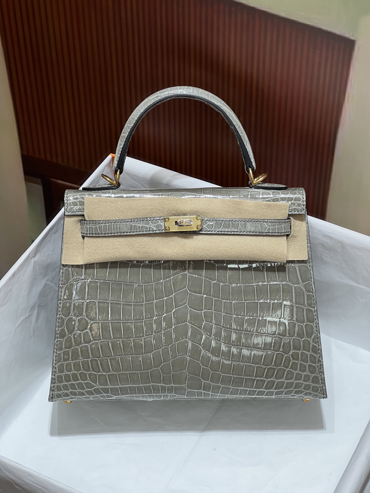 NO:700413,Kelly 25Cm. Gold buckle turtle dove gray imported high-gloss Nile crocodile skin real shot, version Z top imported wax thread hand sewing technology, Hermes, hermes, crocodile skin, Hermes,19860909凯丽25Cm. 金扣斑鸠灰 进口高光尼罗鳄鱼皮实拍现货,对版Z 顶级进口蜡线手缝工艺,爱马仕,hermes,crocodile skin,Hermes,,Bag