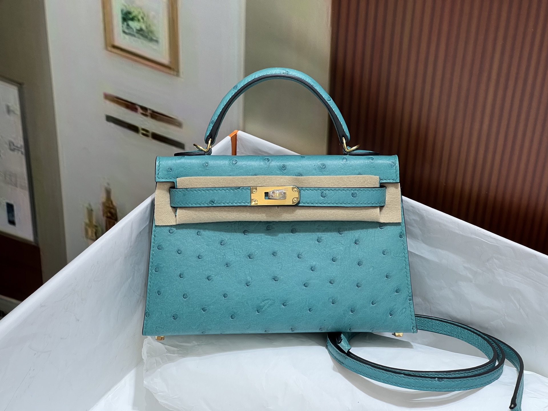 NO:699472,Kelly second generation 19CM peacock blue gold buckle KK ostrich skin imported from South Africa good leather visible top hand sewing full set of hand nails real shot texture, Hermes, hermes, ostrich skin, Hermes,19860909Kelly二代19CM 孔雀蓝 金扣 南非进口kk鸵鸟皮 好皮质看得见 顶级手缝 全套手工钉 实拍现货纹理,爱马仕,hermes,ostrich skin,Hermes,,Bag