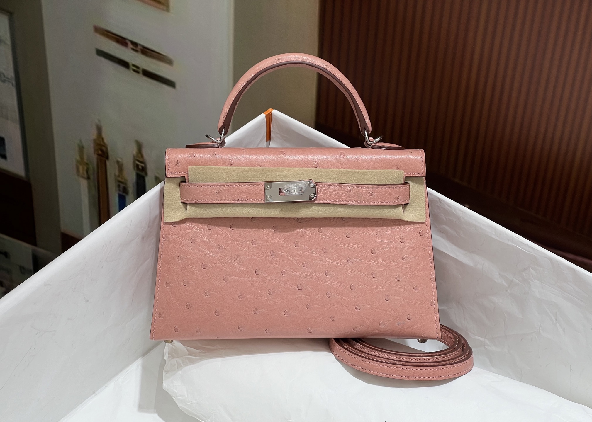 NO:699470,Kelly second generation 19CM ceramic pink silver buckle, KK ostrich skin imported from South Africa, good leather visible, top hand sewing, full set of hand-made nails, real shot texture, Hermes, hermes, ostrich skin, Hermes,19860909Kelly二代19CM 陶瓷粉银扣 南非进口kk鸵鸟皮 好皮质看得见 顶级手缝 全套手工钉实拍现货纹理,爱马仕,hermes,ostrich skin,Hermes,,Bag