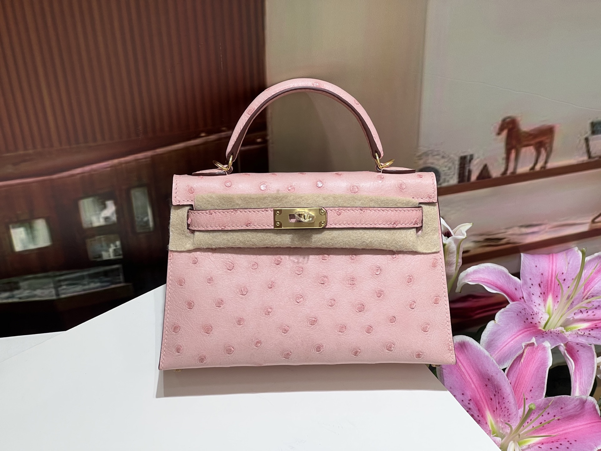 NO:699478,Kelly second generation 19CM ceramic powder gold buckle KK ostrich skin imported from South Africa good leather visible top hand sewing full set of handmade nails real shot spot texture Hermes, hermes, ostrich skin, Hermes,19860909Kelly二代19CM 陶瓷粉 金扣 南非进口kk鸵鸟皮 好皮质看得见 顶级手缝 全套手工钉实拍现货纹理,爱马仕,hermes,ostrich skin,Hermes,,Bag