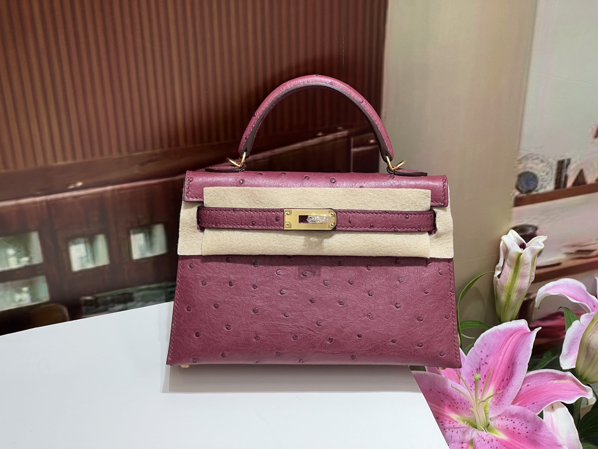 NO:699485,Kelly second generation 19CM burgundy gold buckle, KK ostrich skin imported from South Africa, good leather visible, top hand stitching, full set of hand-made nails, real shot texture, Hermes, hermes, ostrich skin, Hermes,19860909Kelly二代19CM 酒红色金扣 南非进口kk鸵鸟皮 好皮质看得见 顶级手缝 全套手工钉实拍现货纹理,爱马仕,hermes,ostrich skin,Hermes,,Bag