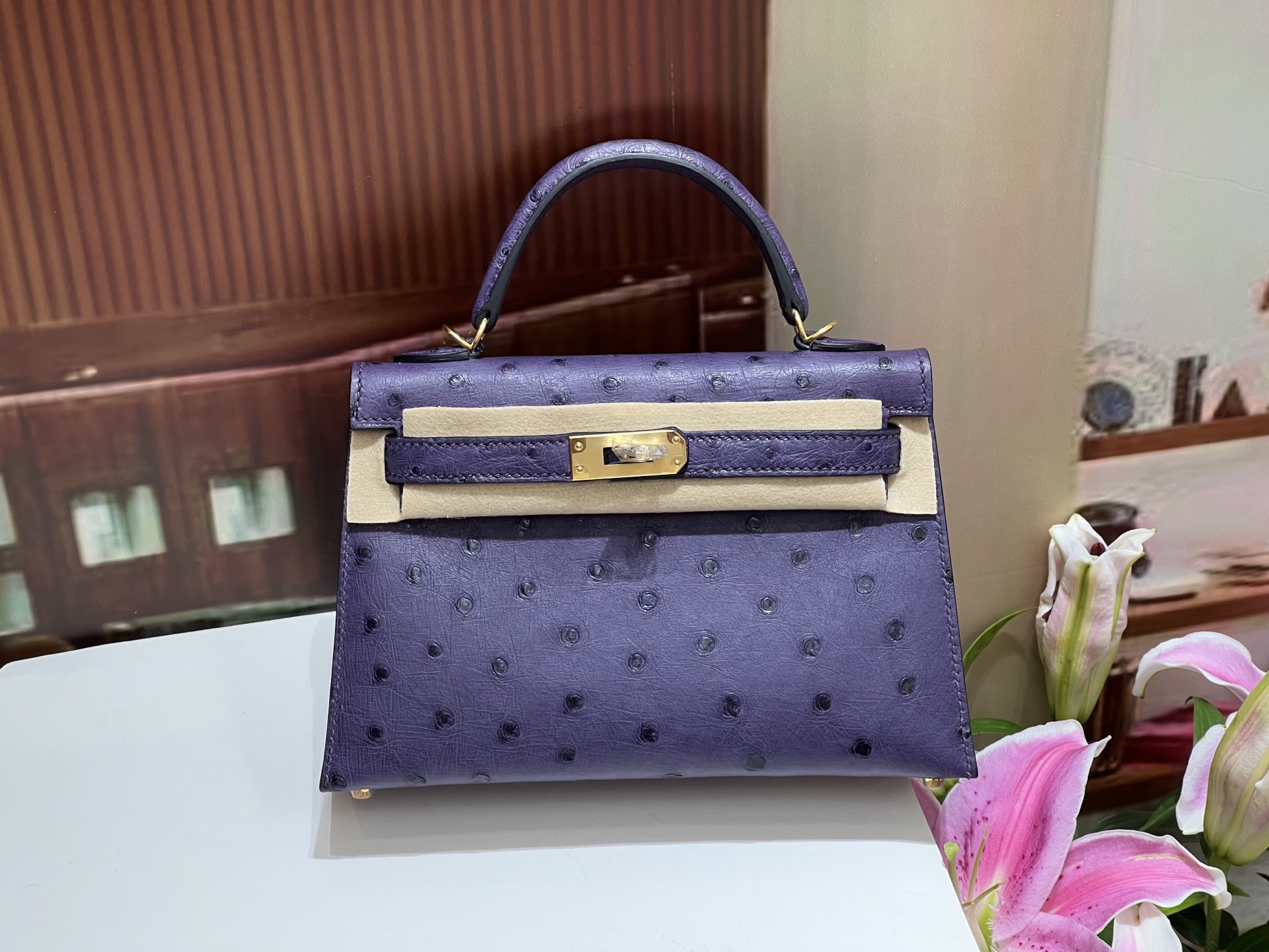 NO:699491,Kelly second generation 19CM purple gold buckle, KK ostrich skin imported from South Africa, good leather visible, top hand sewing, full set of hand-made nails, real shot texture, Hermes, hermes, ostrich skin, Hermes,19860909Kelly二代19CM 紫色金扣 南非进口kk鸵鸟皮 好皮质看得见 顶级手缝 全套手工钉实拍现货纹理,爱马仕,hermes,ostrich skin,Hermes,,Bag