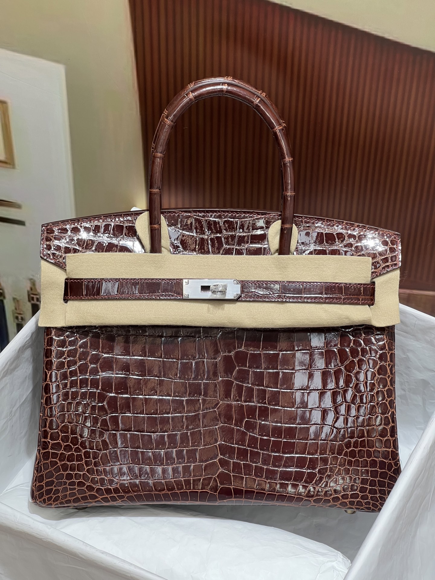 NO:700677,Platinum 30CM. Silver buckle, caramel color, super beautiful in kind. Made of imported hc high-gloss crocodile belly, alligator crocodile belly cut out, fully hand-sewn, real shot. Sheepskin lining imported from Italy, Hermes, hermes, sheepskin, Hermes,19860909铂金30CM. 银扣 焦糖色 实物超级美 进口hc高光鳄鱼肚皮制作,湾鳄鳄鳄鱼肚皮正肚皮开料,全手缝现货实拍 意大利进口羊皮内里,爱马仕,hermes,sheepskin,Hermes,,Bag