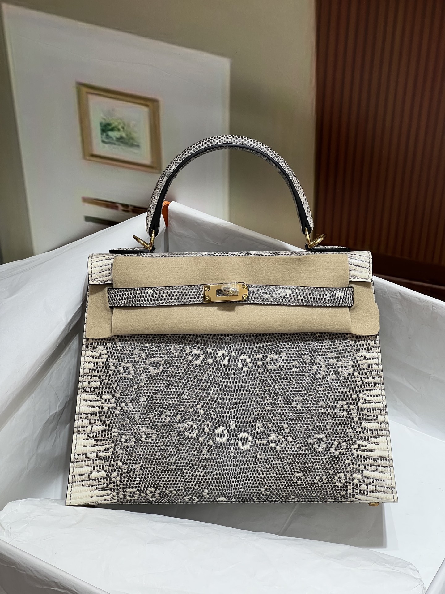 NO:700021,Kaili 25CM. Newly released original color gold buckle hc imported lizard skin real shot, 5 fishes on the Z version, top imported wax thread hand sewing technology, very soft to the touch, Hermes, hermes, Hermes,19860909凯丽25CM.新出 原花色金扣 hc进口蜥蜴皮实拍现货,5条鱼鱼对版Z 顶级进口蜡线手缝工艺,手感非常软,爱马仕,hermes,Hermes,,Bag