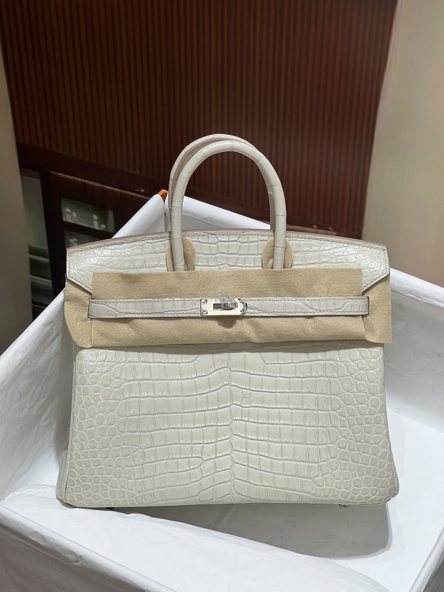 NO:700641,Platinum 25CM. Silver buckle. Hc imported crocodile, pure water-dyed, 3 pieces of leather, Z pattern, hand-sewn with wax thread!  Pure steel hardware!  Full set of handmade nails,Hermes,hermes,Hermes,19860909铂金25CM.银扣 Hc进口湾鳄,纯水染 3张皮对版Z 蜡线手工缝制！纯钢五金！全套手工钉,爱马仕,hermes,Hermes,,Bag