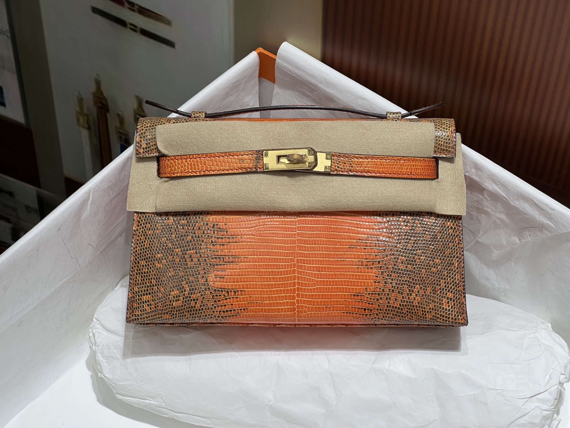 NO:699953,Kelly Generation 22CM. Gold buckle, lizard skin, real shot gold buckle, 5 pieces of skin, make a bag, the texture and leather surface are super beautiful, top hand sewing craftsmanship, Hermes, Hermes, Hermes,19860909凯莉一代22CM.金扣  蜥蜴皮 实拍金扣 5张皮 做一个包 纹理和皮面都超级漂亮 顶级手缝工艺,爱马仕,hermes,Hermes,,Bag