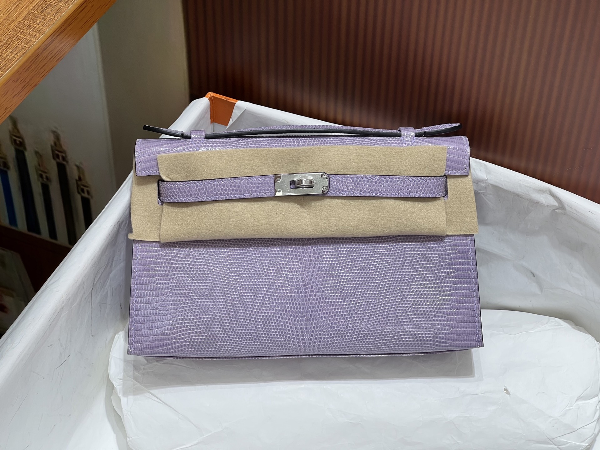 NO:699966,Kelly Generation 22CM. Silver buckle, taro purple, very gentle color, available from stock, hc first-class imported lizard skin, top hand-sewing, full set of hand-made nails, Hermes, Hermes, Hermes,19860909凯莉一代22CM. 银扣 香芋紫 非常温柔的颜色 现货供应 hc一级进口蜥蜴皮,顶级手工缝制 全套手工钉,爱马仕,hermes,Hermes,,Bag