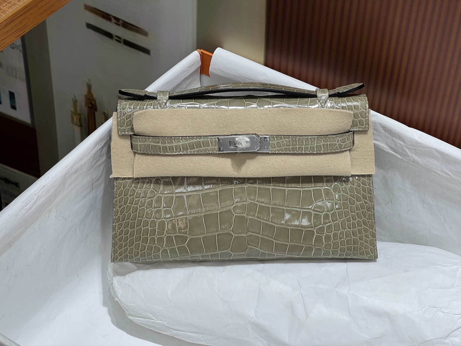 NO:851382,Silver buckle Turtle Dove Gray Kelly Generation 22CM. Made of imported high-gloss American crocodile, plate cutting, sheepskin lining imported from Italy, top hand sewing, full set of hand-made nails, real-shot spot texture, Hermes, hermes, sheepskin, Hermes,19860909银扣 斑鸠灰 凯莉一代22CM.进口高光美洲鳄制作,对版开料,意大利进口羊皮内里,顶级手缝 全套手工钉 实拍现货纹理,爱马仕,hermes,sheepskin,Hermes,,Bag