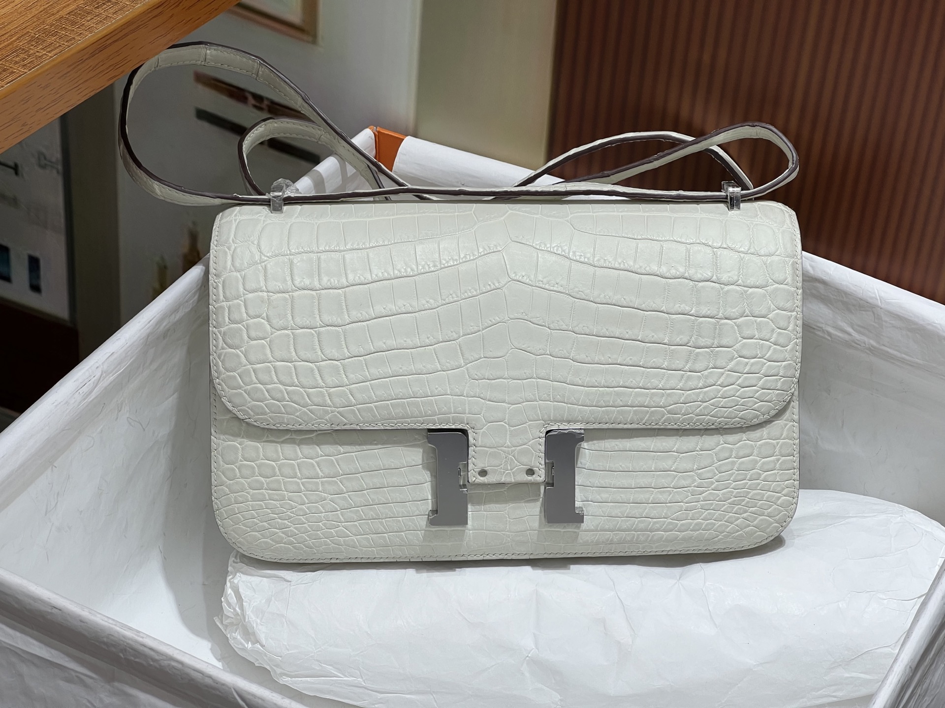 NO:700567,Kangkang 26CM. Silver buckle Hc imported Nile crocodile wax thread hand-stitched in stock~,Hermes,hermes,Hermes,19860909康康26CM. 银扣 Hc 进口尼罗鳄 蜡线手缝 现货实拍～,爱马仕,hermes,Hermes,,Bag