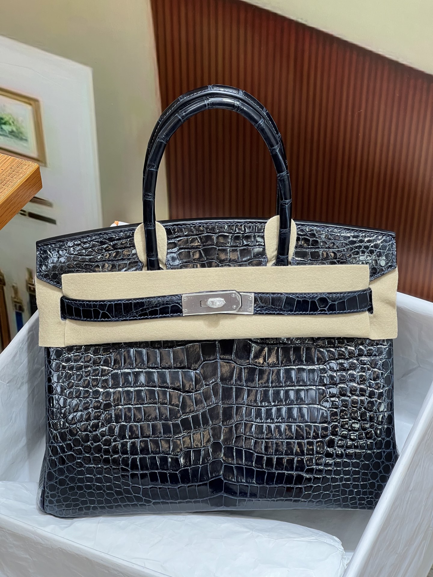 NO:700664,Platinum 30CM. Silver buckle. The real thing is super beautiful. Made of imported hc high-gloss crocodile belly. Alligator crocodile belly is cut out from the belly. Fully hand-stitched. Real shot. Sheepskin lining imported from Italy, Hermes, hermes, sheepskin, Hermes,19860909铂金30CM. 银扣 实物超级美 进口hc高光鳄鱼肚皮制作,湾鳄鳄鳄鱼肚皮正肚皮开料,全手缝现货实拍 意大利进口羊皮内里,爱马仕,hermes,sheepskin,Hermes,,Bag