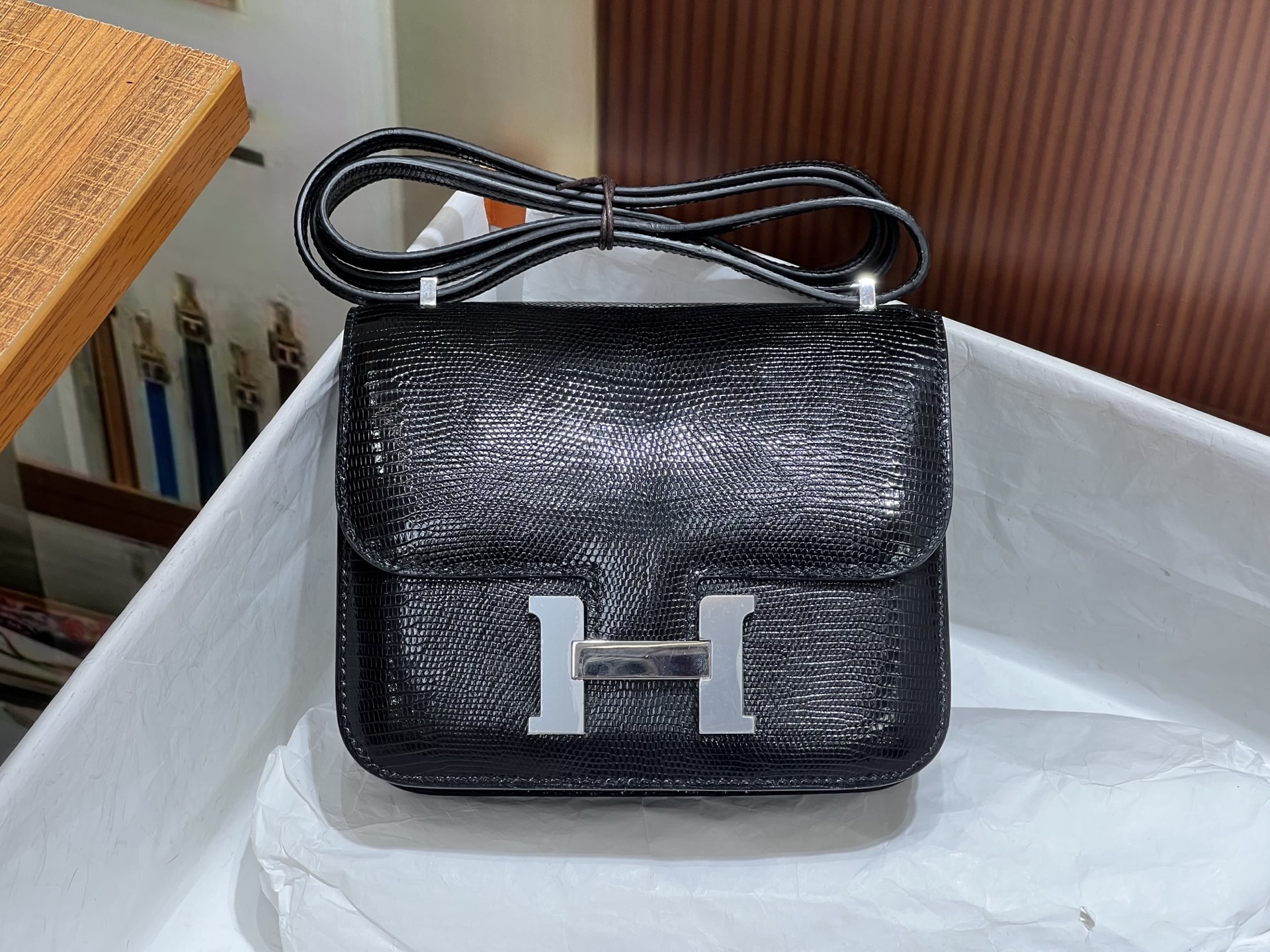 NO:700329,Black silver buckle, made of imported lizard skin from Kangkang 19CM.hc, plate-cut material, sheepskin lining imported from Italy, top-grade hand-stitching, full set of hand-made nails, real-shot spot texture, Hermes, hermes, sheepskin, Hermes,19860909黑色银扣 康康19CM.hc进口蜥蜴皮制作,对版开料,意大利进口羊皮内里,顶级手缝 全套手工钉 实拍现货纹理,爱马仕,hermes,sheepskin,Hermes,,Bag