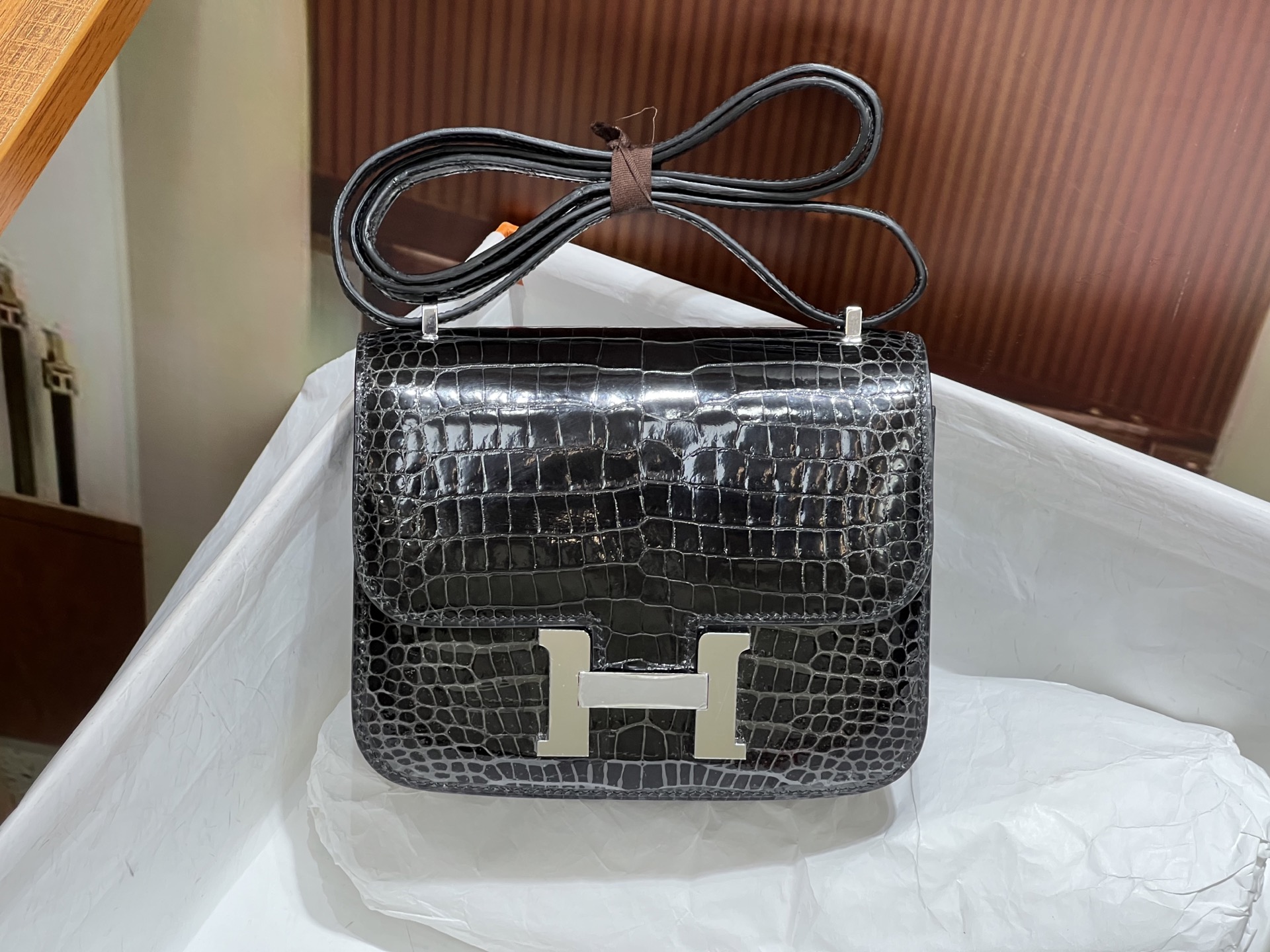 NO:699812,Graphite gray silver buckle Kangkang 19CM. Hc imported high-gloss crocodile leather, hand-sewn with top wax thread!  Real shot texture,Hermes,hermes,crocodile skin,Hermes,19860909石墨灰 银扣 康康19CM. Hc进口高光鳄鱼皮,顶级蜡线手工缝制！实拍纹理,爱马仕,hermes,crocodile skin,Hermes,,Bag