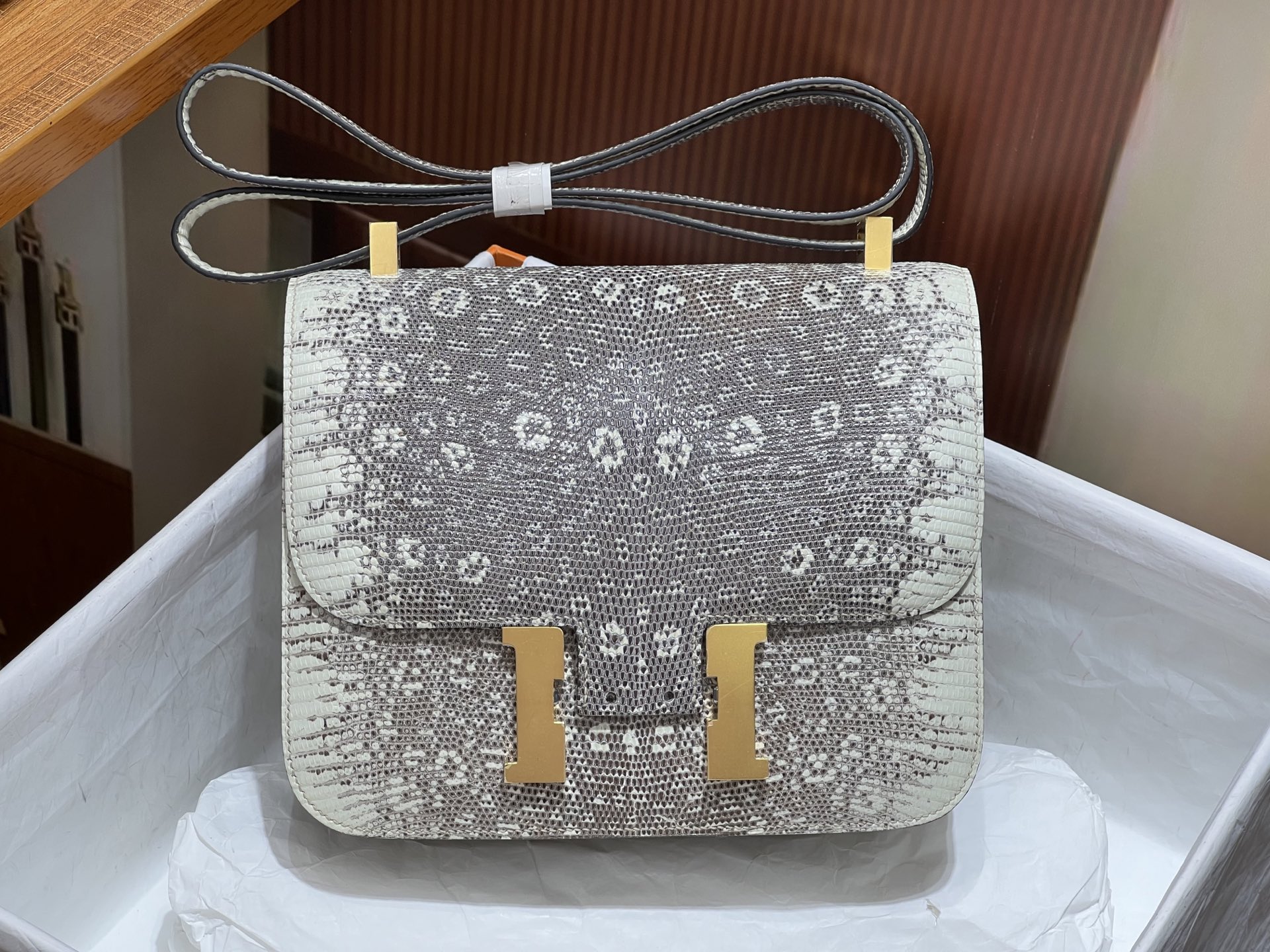 NO:697931,Original color, gold buckle, new 2, Kangkang 24CM.hc imported original lizard skin, wax thread hand stitching, real stock, Hermes, hermes, Hermes,19860909原花色 金扣 新出2 康康24CM.hc进口原厂蜥蜴皮 蜡线手缝 现货实拍,爱马仕,hermes,Hermes,,Bag