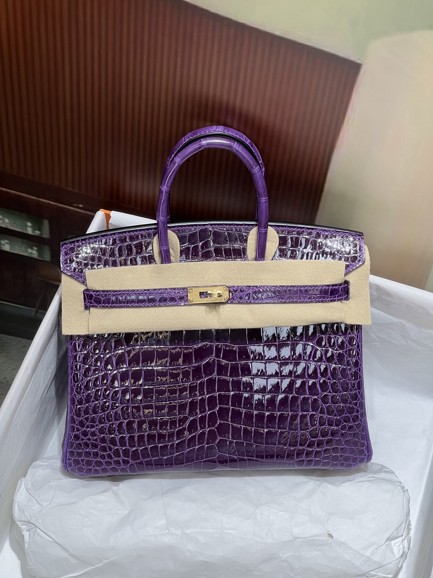 NO:700651,Platinum 25CM. The gold buckle is super beautiful in kind. Made of imported hc high-gloss crocodile belly, alligator crocodile belly is cut out from the belly, fully hand-stitched, real shot. Sheepskin lining imported from Italy, Hermes, hermes, sheepskin, Hermes,19860909铂金25CM. 金扣 实物超级美 进口hc高光鳄鱼肚皮制作,湾鳄鳄鳄鱼肚皮正肚皮开料,全手缝现货实拍 意大利进口羊皮内里,爱马仕,hermes,sheepskin,Hermes,,Bag