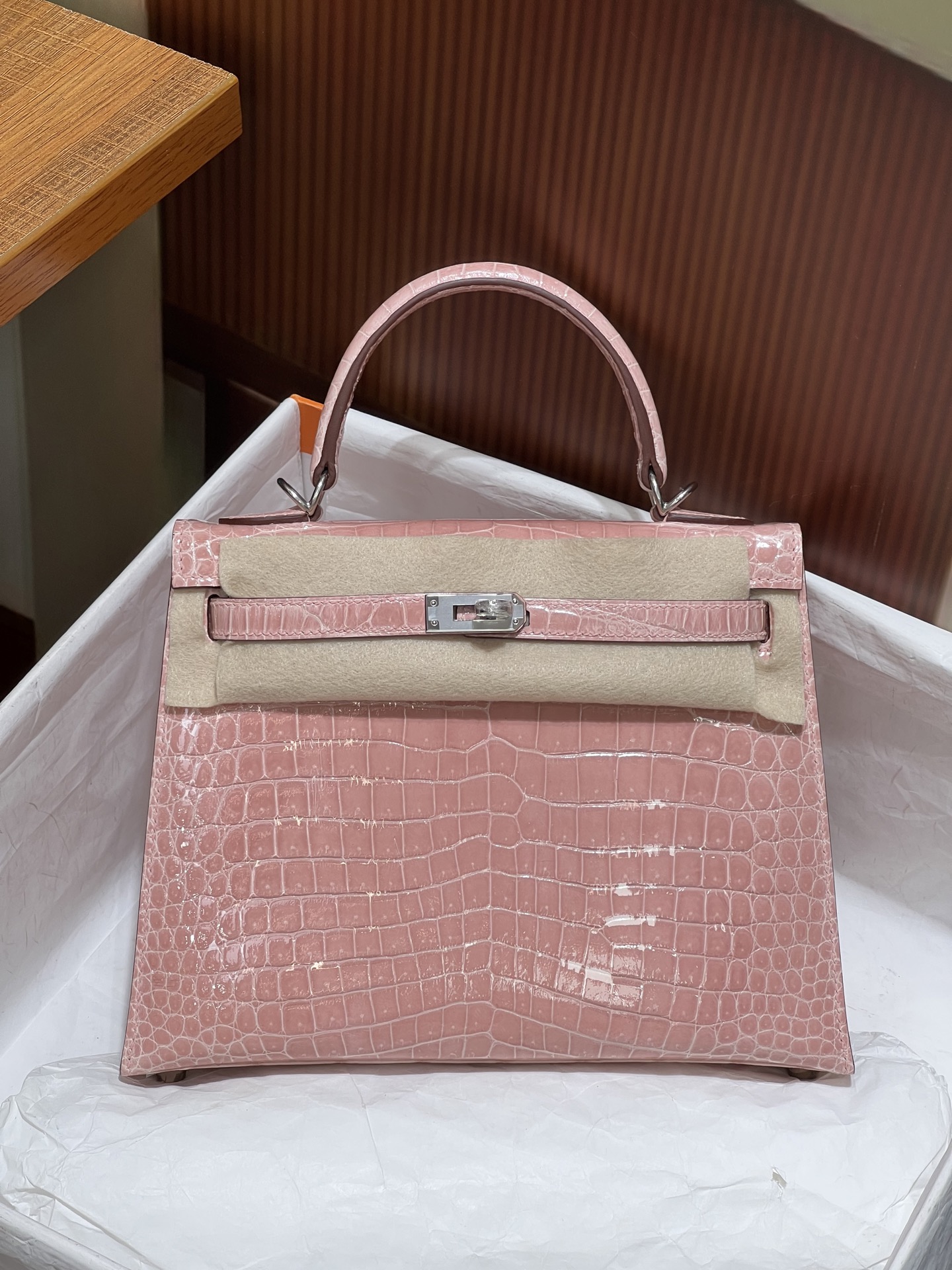 NO:700711,Kelly 25CM. Pink silver buckle Hc imported crocodile real shot in stock new three leather version Z top hand sewing craftsmanship, Hermes, Hermes,19860909凯丽Kelly 25CM. 粉色 银扣 Hc进口湾鳄实拍现货 新出 三张皮对版Z 顶级手缝工艺,爱马仕,hermes,Hermes,,Bag