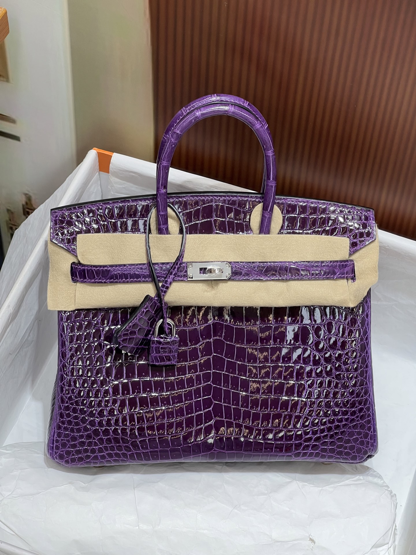 NO:700653,Platinum 25CM. Silver buckle. Super beautiful in kind. Made of imported hc high-gloss crocodile belly. Alligator crocodile belly is cut out from the belly. Fully hand-stitched. Real shot. Sheepskin lining imported from Italy, Hermes, hermes, sheepskin, Hermes,19860909铂金25CM. 银扣 实物超级美 进口hc高光鳄鱼肚皮制作,湾鳄鳄鳄鱼肚皮正肚皮开料,全手缝现货实拍 意大利进口羊皮内里,爱马仕,hermes,sheepskin,Hermes,,Bag