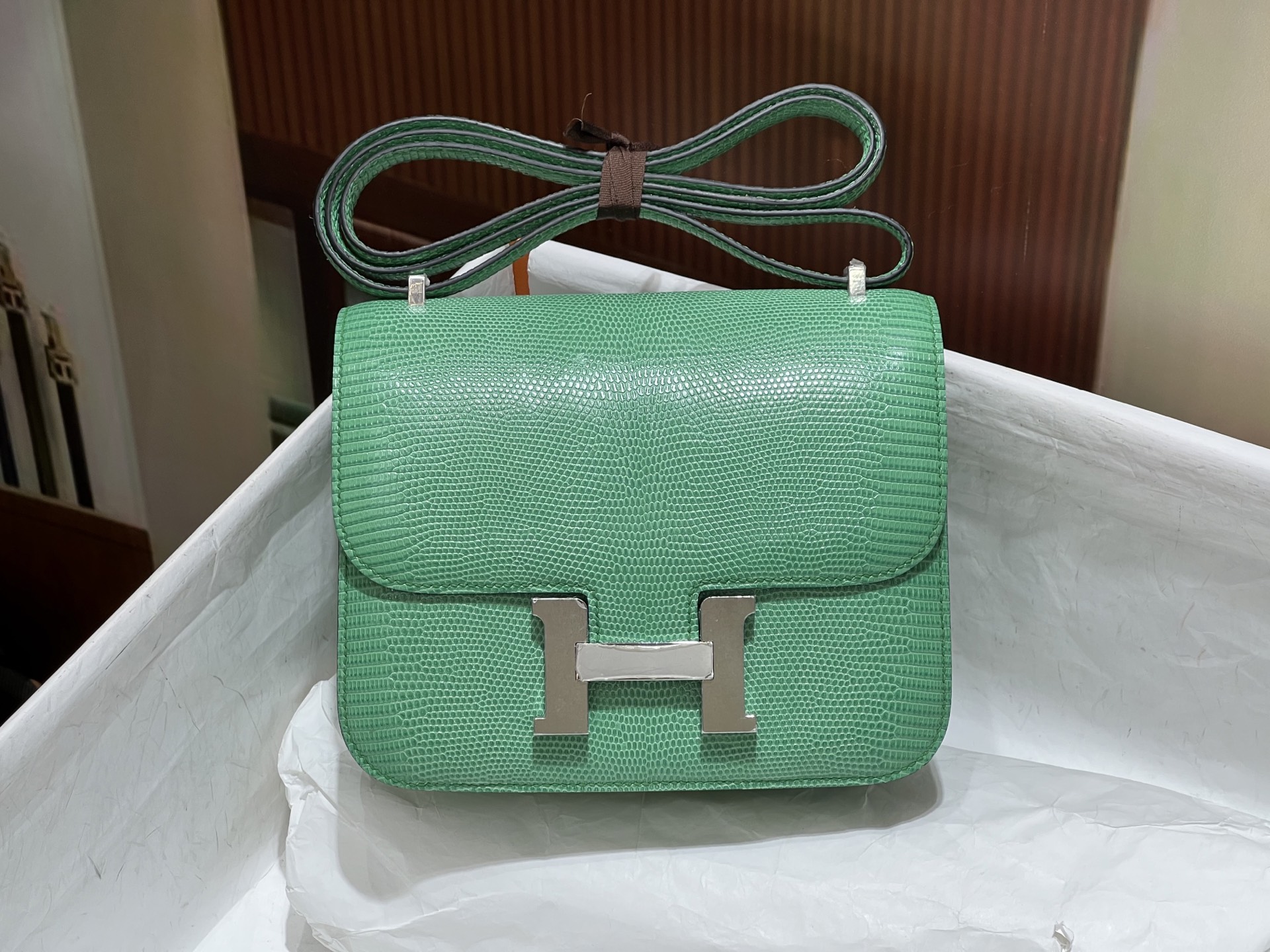 NO:700323,Kangkang 19CM. Full set of hand-made nails. New mint green silver buckle. hc imported lizard skin. Real photos of 5 skins. Make a bag. The texture and leather surface are super beautiful. Top-notch hand-stitching craftsmanship, Hermes, Hermes, Hermes.19860909康康19CM.全套手工钉 新薄荷绿银扣 hc进口蜥蜴皮 实拍5张皮 做一个包 纹理和皮面都超级漂亮 顶级手缝工艺,爱马仕,hermes,Hermes,,Bag