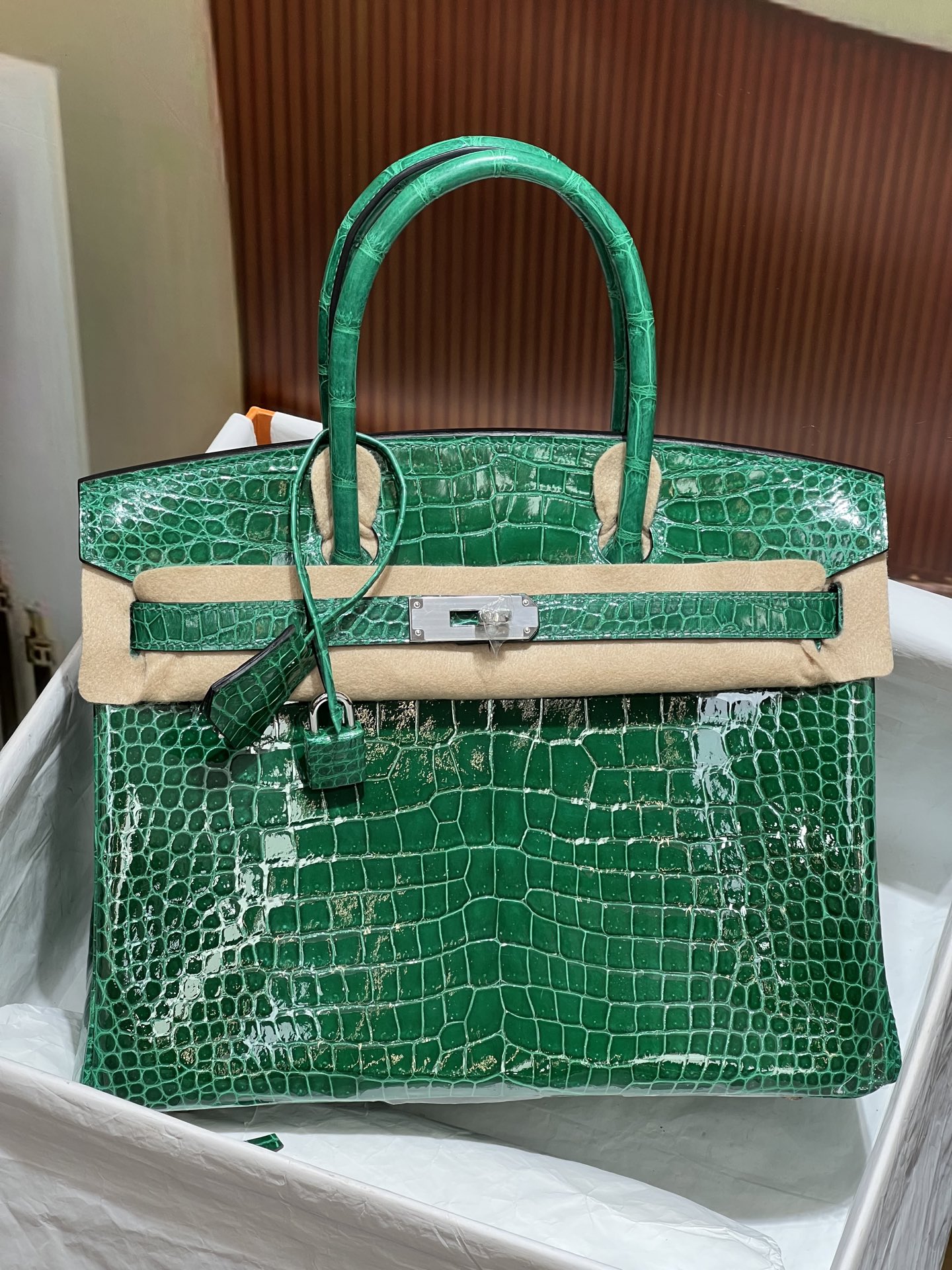 NO:700675,Platinum 30CM. Silver buckle. The real thing is super beautiful. Made of imported hc high-gloss crocodile belly. Alligator crocodile belly is cut out from the belly. Fully hand-stitched. Real shot. Sheepskin lining imported from Italy, Hermes, hermes, sheepskin, Hermes,19860909铂金30CM. 银扣 实物超级美 进口hc高光鳄鱼肚皮制作,湾鳄鳄鳄鱼肚皮正肚皮开料,全手缝现货实拍 意大利进口羊皮内里,爱马仕,hermes,sheepskin,Hermes,,Bag