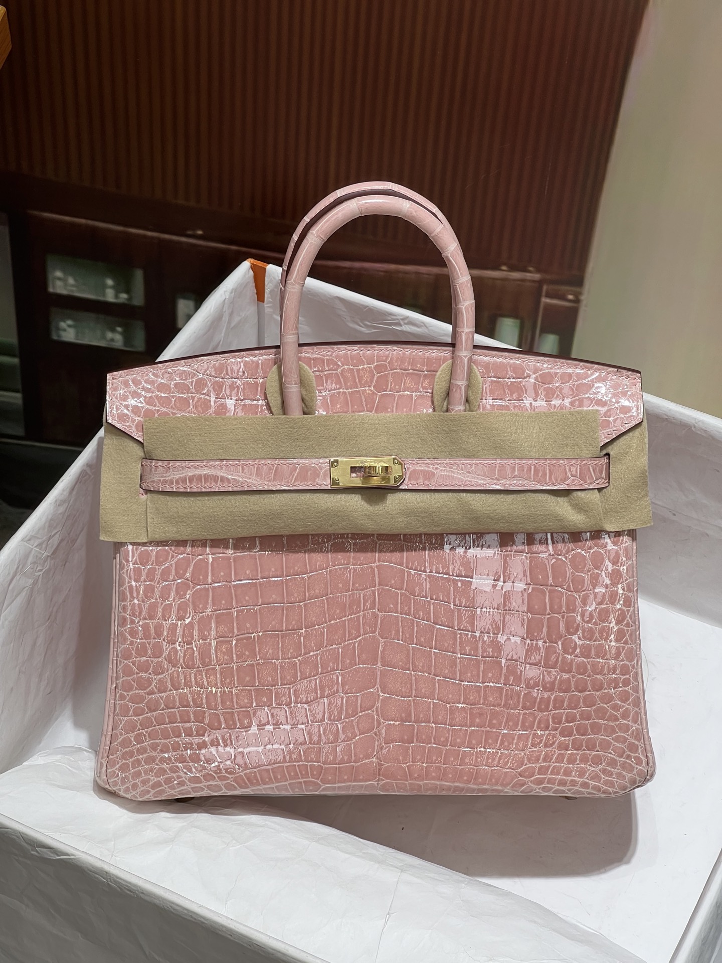 NO:700657,Platinum 25CM. Ceramic powder and gold buckle. The real thing is super beautiful. Imported hc high-gloss crocodile belly production, Alligator crocodile crocodile belly is cut into the belly, fully hand-stitched, real shot. Sheepskin lining imported from Italy, Hermes, hermes, sheepskin, Hermes,19860909铂金25CM.陶瓷粉 金扣 实物超级美 进口hc高光鳄鱼肚皮制作,湾鳄鳄鳄鱼肚皮正肚皮开料,全手缝现货实拍 意大利进口羊皮内里,爱马仕,hermes,sheepskin,Hermes,,Bag