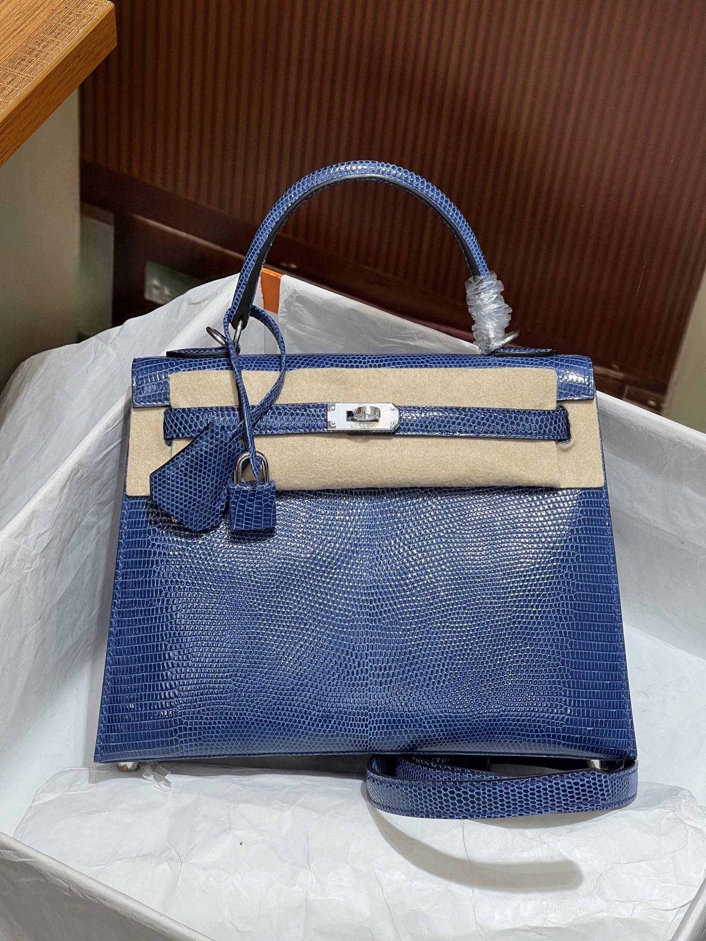 NO:700026,Kelly 25CM. Royal blue silver buckle Hc imported lizard real shot in stock newly released version Z top hand sewing craftsmanship, Hermes, Hermes,19860909凯丽Kelly 25CM. 宝蓝色 银扣 Hc进口蜥蜴实拍现货 新出 对版Z 顶级手缝工艺,爱马仕,hermes,Hermes,,Bag