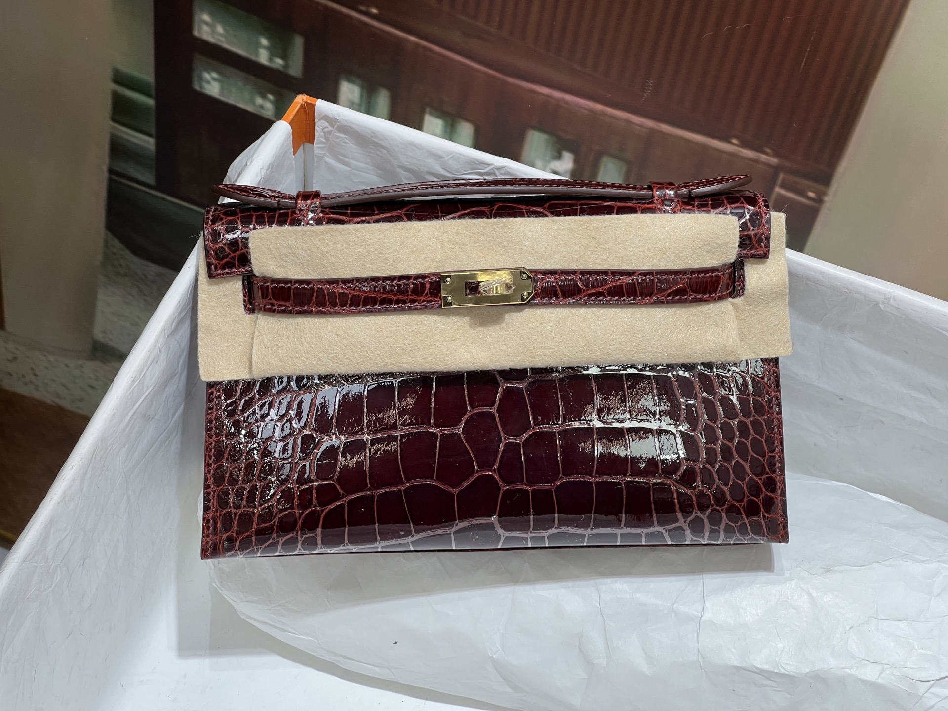 NO:851294,Gold buckle, burgundy, Kelly Generation 22CM. Made of imported high-gloss American crocodile, plate cutting, sheepskin lining imported from Italy, top-grade hand-stitching, full set of hand-made nails, real-shot spot texture, Hermes, hermes, sheepskin, Hermes,19860909金扣 酒红色 凯莉一代22CM.进口高光美洲鳄制作,对版开料,意大利进口羊皮内里,顶级手缝 全套手工钉 实拍现货纹理,爱马仕,hermes,sheepskin,Hermes,,Bag