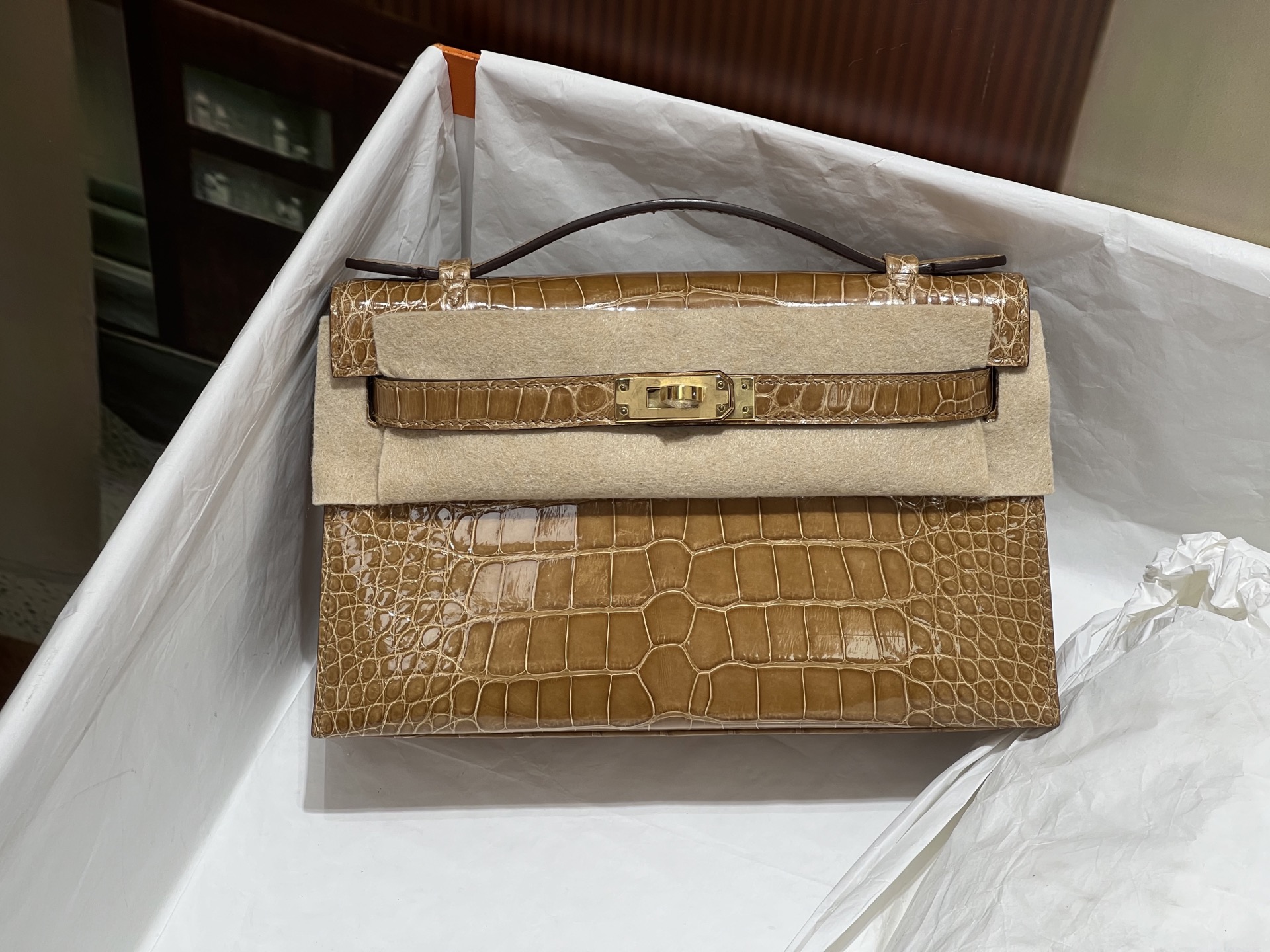 NO:851313,Gold buckle Kelly Generation 22CM. Made of imported high-gloss American crocodile, plate cutting, imported sheepskin lining from Italy, top-notch hand-stitching, full set of hand-made nails, real-shot texture, Hermes, hermes, sheepskin, Hermes,19860909金扣 凯莉一代22CM.进口高光美洲鳄制作,对版开料,意大利进口羊皮内里,顶级手缝 全套手工钉 实拍现货纹理,爱马仕,hermes,sheepskin,Hermes,,Bag