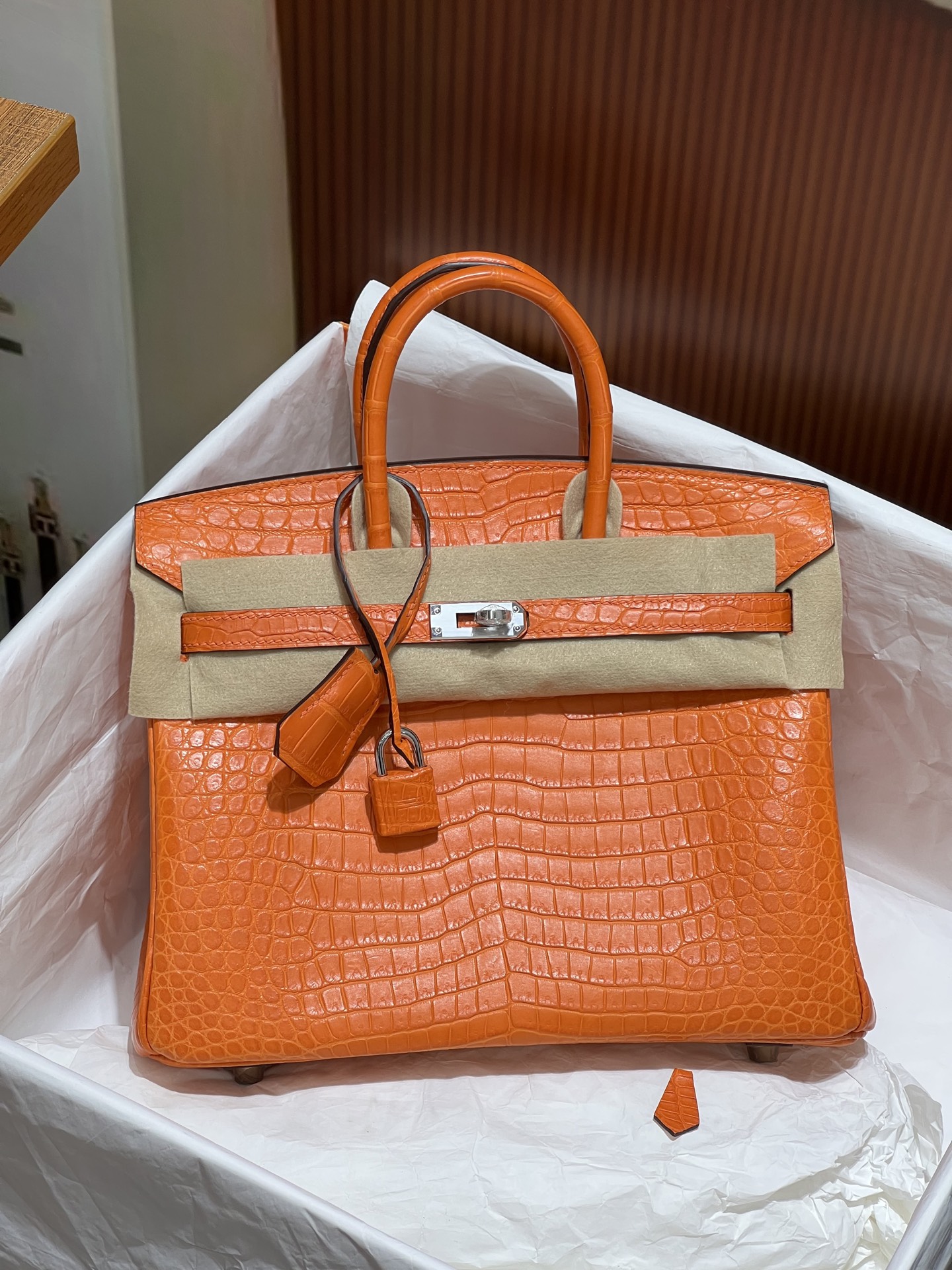 NO:700644,Platinum 25CM. Classic orange silver buckle. Super beautiful in kind. Made of imported hc crocodile belly. Alligator crocodile belly is cut out from the belly. Fully hand-stitched. Real shot. Sheepskin lining imported from Italy, Hermes, hermes, sheepskin, Hermes,19860909铂金25CM. 经典橙色 银扣 实物超级美 进口hc鳄鱼肚皮制作,湾鳄鳄鳄鱼肚皮正肚皮开料,全手缝现货实拍 意大利进口羊皮内里,爱马仕,hermes,sheepskin,Hermes,,Bag