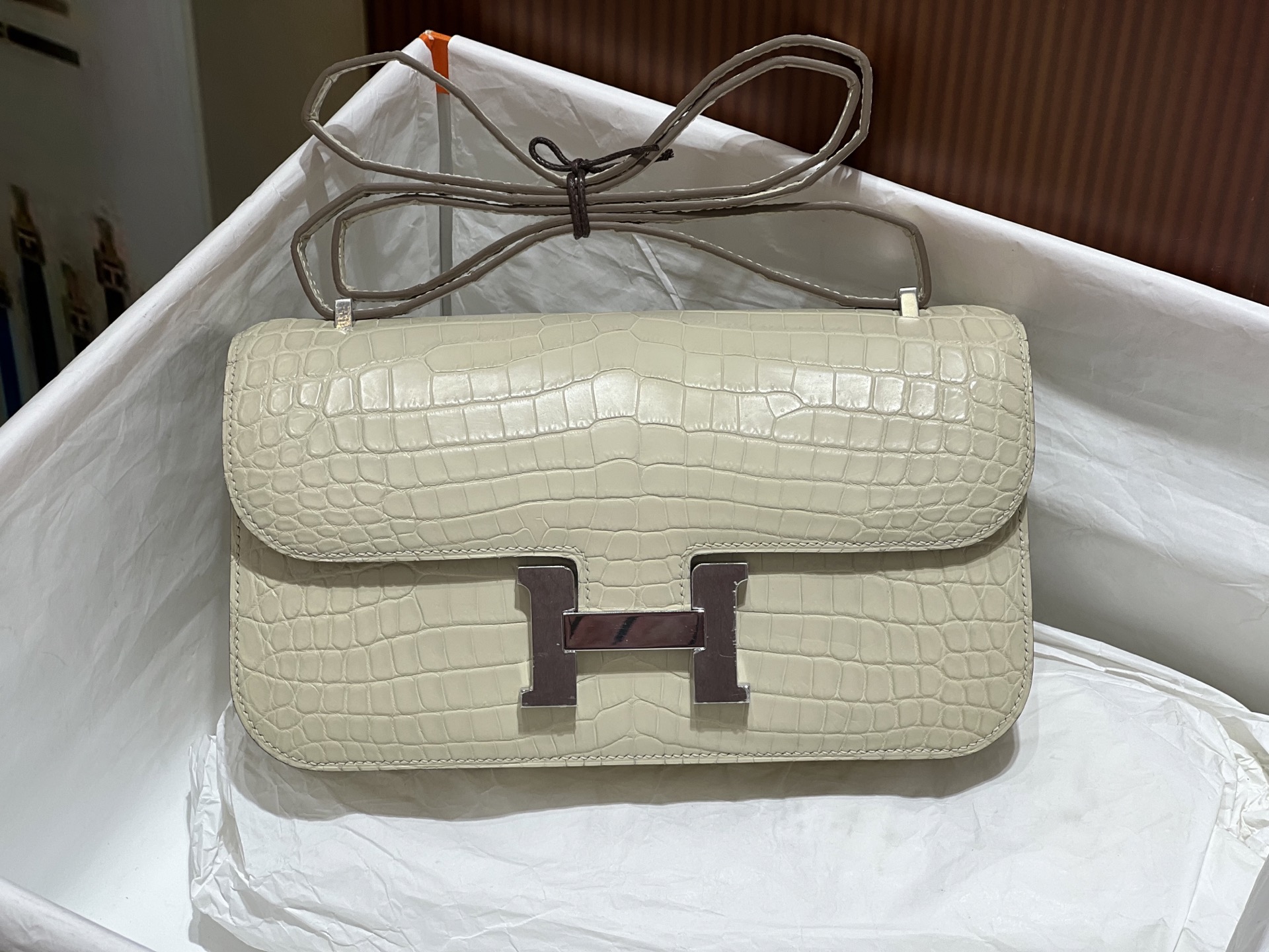 NO:700542,Newly released silver buckle with mirror, Kangkang 23CM.hc imported original Nile crocodile, hand-stitched with wax thread, real stock, Hermes, hermes, Hermes,19860909新出 银扣 带镜子 康康23CM.hc进口原厂尼罗鳄鱼 蜡线手缝 现货实拍,爱马仕,hermes,Hermes,,Bag