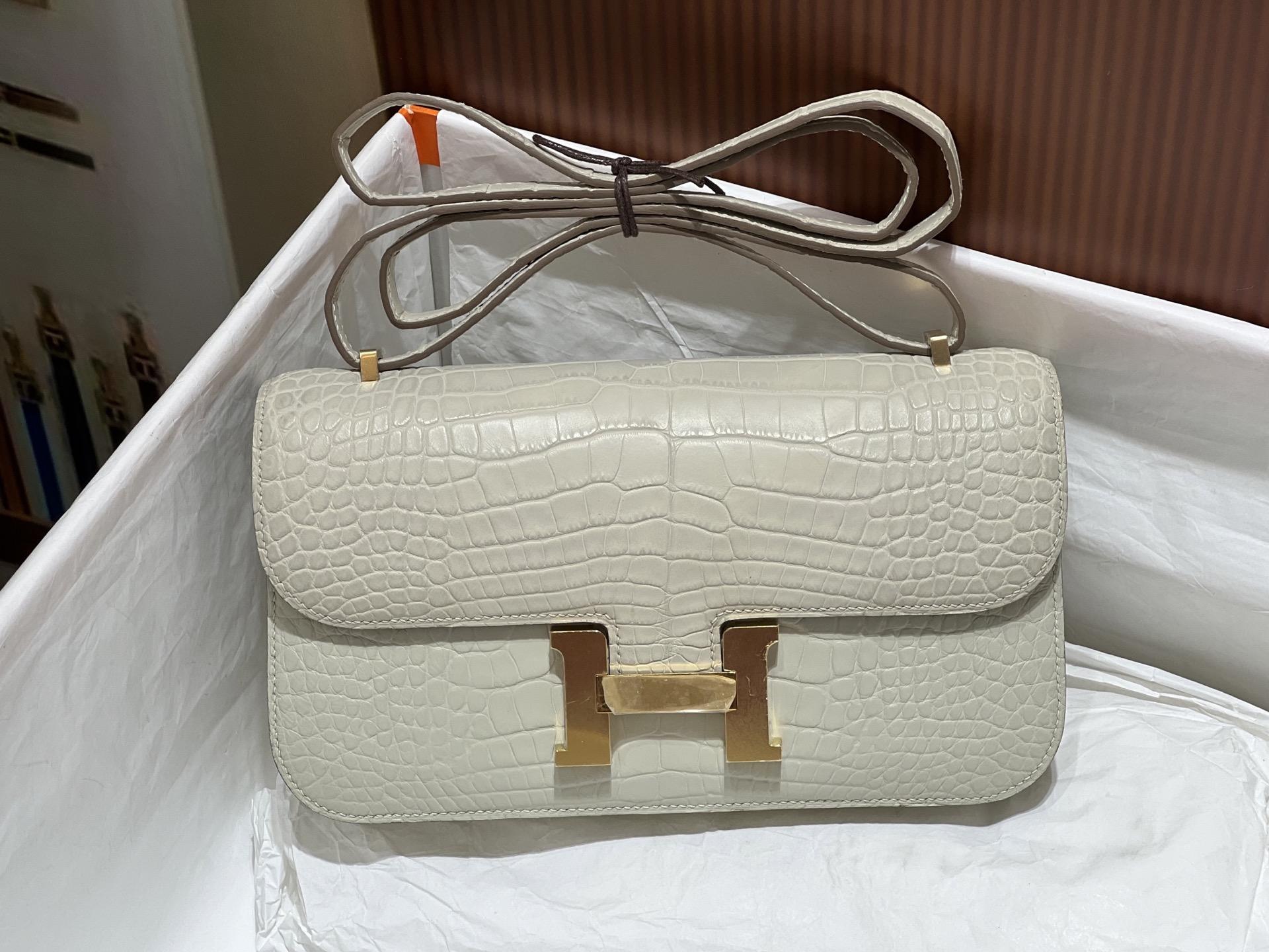 NO:700546,Newly released gold buckle with mirror, Kangkang 23CM.hc imported original American crocodile skin, wax thread hand stitching, real stock, Hermes, hermes, crocodile skin, Hermes,19860909新出 金扣 带镜子 康康23CM.hc进口原厂美洲鳄鱼皮 蜡线手缝 现货实拍,爱马仕,hermes,crocodile skin,Hermes,,Bag