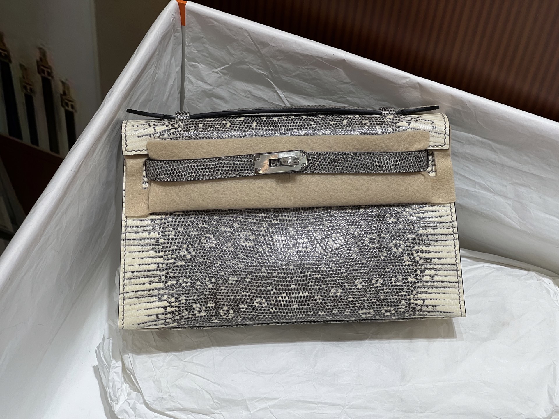 NO:699948,Kelly Generation 22CM. Full set of hand-made nails, original color silver buckle, hc imported lizard skin, real-shot gold buckle, 5 pieces of leather, make a bag, the texture and leather surface are super beautiful, top hand sewing technology, Hermes, Hermes, Hermes,19860909凯莉一代22CM.全套手工钉 原花色银扣 hc进口蜥蜴皮 实拍金扣 5张皮 做一个包 纹理和皮面都超级漂亮 顶级手缝工艺,爱马仕,hermes,Hermes,,Bag