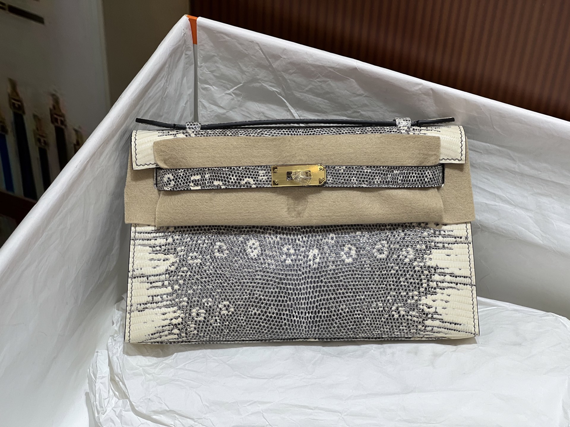 NO:699946,Kelly Generation 22CM. Full set of hand-made nails, original color gold buckle, hc imported lizard skin, real shot gold buckle, 5 pieces of skin, make a bag, the texture and leather surface are super beautiful, top hand sewing technology, Hermes, Hermes, Hermes,19860909凯莉一代22CM.全套手工钉 原花色金扣 hc进口蜥蜴皮 实拍金扣 5张皮 做一个包 纹理和皮面都超级漂亮 顶级手缝工艺,爱马仕,hermes,Hermes,,Bag