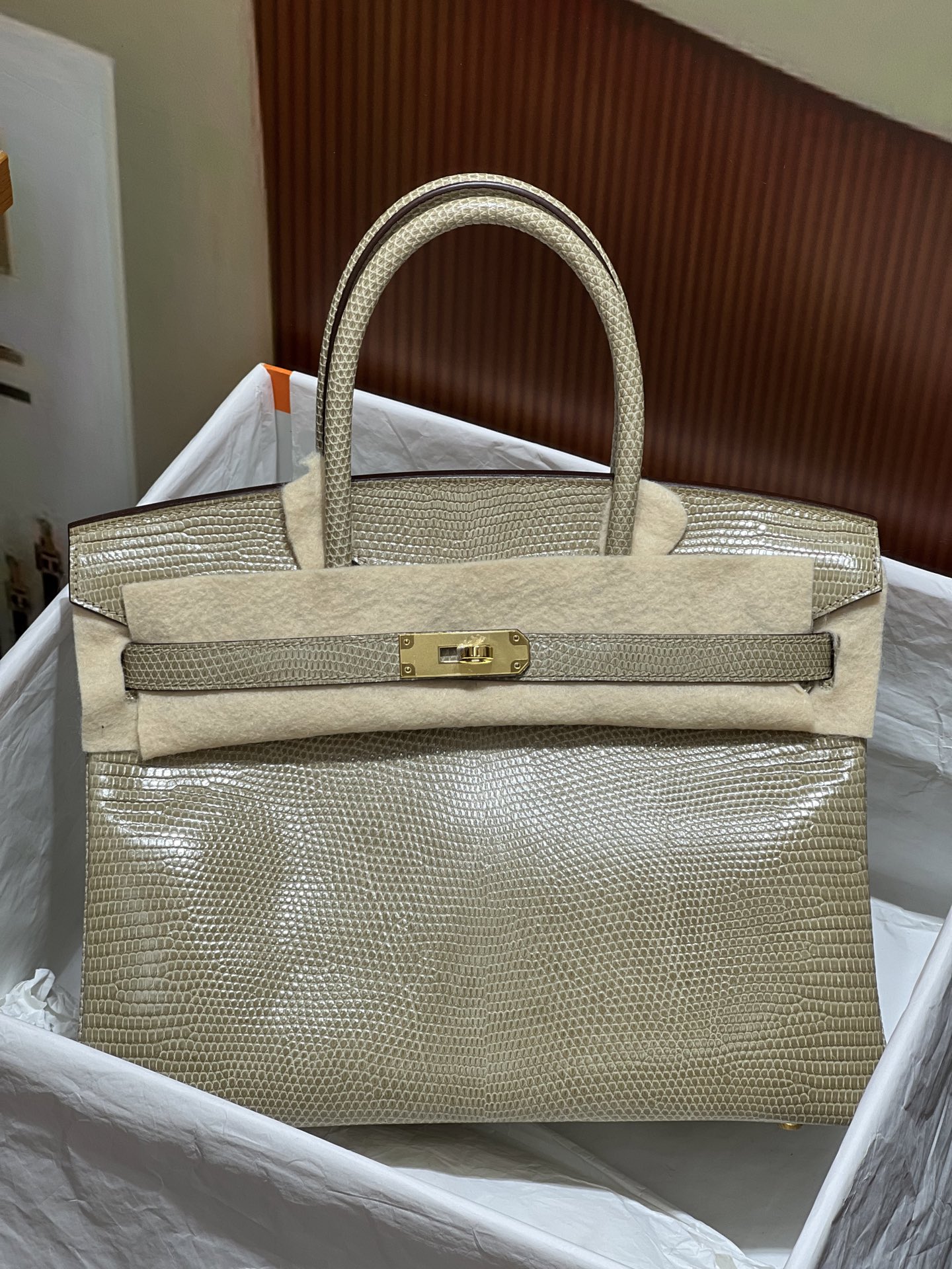 NO:699969,Platinum 30CM. Full set of hand-made nails. HC imported lizard skin. Real-shot gold buckle. 5 pieces of skin. Make a bag. The texture and leather surface are super beautiful. Top-notch hand-stitching craftsmanship, Hermes, Hermes, Hermes.19860909铂金30CM.全套手工钉 hc进口蜥蜴皮 实拍金扣 5张皮 做一个包 纹理和皮面都超级漂亮 顶级手缝工艺,爱马仕,hermes,Hermes,,Bag