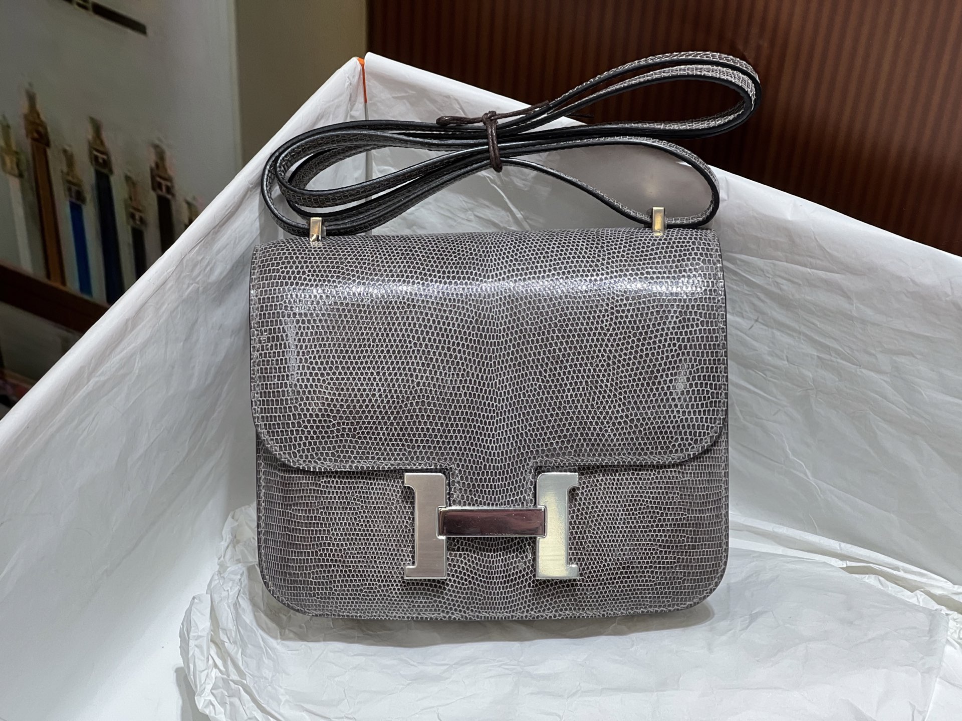 NO:700321,Kangkang 19CM. Full set of hand-made nails, silver buckles, hc imported lizard skin, real shots of 5 skins to make a bag, the texture and leather surface are super beautiful, top-notch hand-stitching technology, Hermes, Hermes, Hermes,19860909康康19CM.全套手工钉 银扣 hc进口蜥蜴皮 实拍5张皮 做一个包 纹理和皮面都超级漂亮 顶级手缝工艺,爱马仕,hermes,Hermes,,Bag