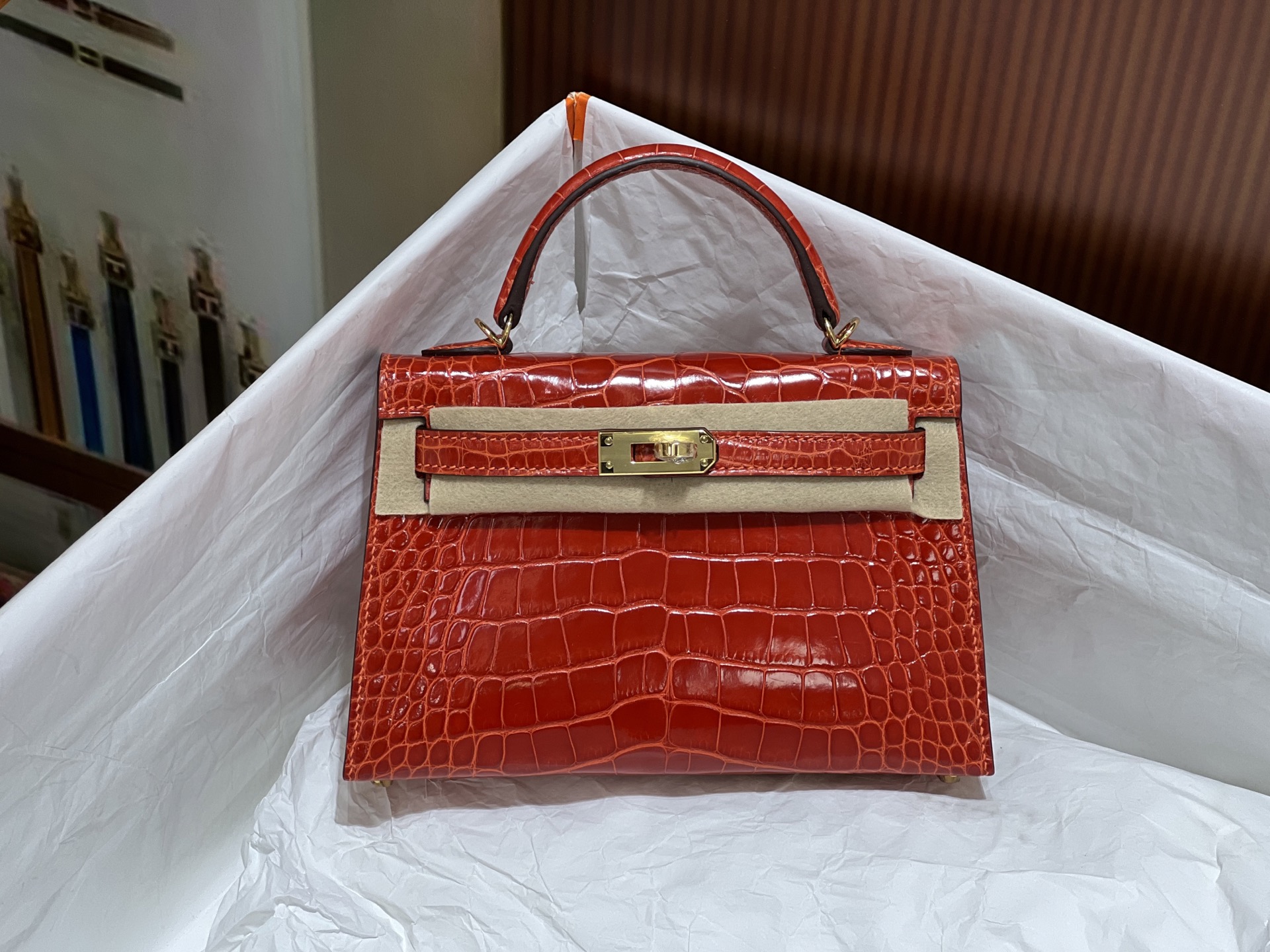 NO:697953,Kelly 2nd Generation 19CM. Made of imported high-gloss American crocodile, pattern cutting, Italian imported sheepskin lining, top-grade hand-stitching, full set of hand-made nails, real-shot texture, Hermes, hermes, sheepskin, Hermes,19860909凯莉二代19CM.进口高光美洲鳄制作,对版开料,意大利进口羊皮内里,顶级手缝 全套手工钉 实拍现货纹理,爱马仕,hermes,sheepskin,Hermes,,Bag