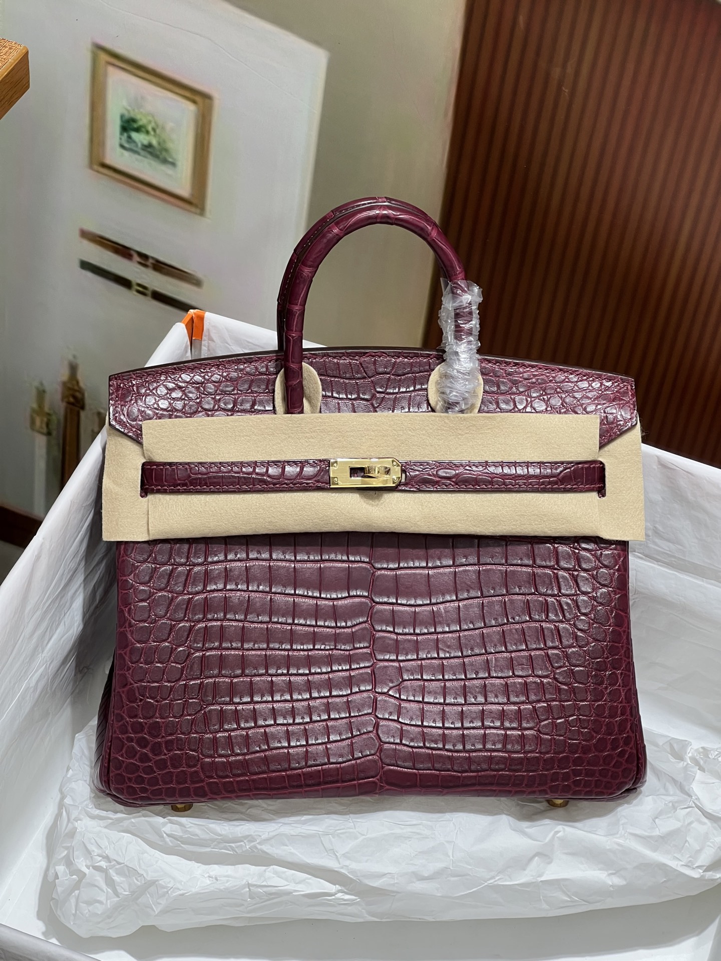 NO:700683,Platinum 25CM. The gold buckle is super beautiful in kind. Made from imported hc crocodile belly. Alligator crocodile belly is cut out from the belly. Fully hand-stitched. Real shot. Sheepskin lining imported from Italy, Hermes, hermes, sheepskin, Hermes,19860909铂金25CM. 金扣 实物超级美 进口hc鳄鱼肚皮制作,湾鳄鳄鳄鱼肚皮正肚皮开料,全手缝现货实拍 意大利进口羊皮内里,爱马仕,hermes,sheepskin,Hermes,,Bag