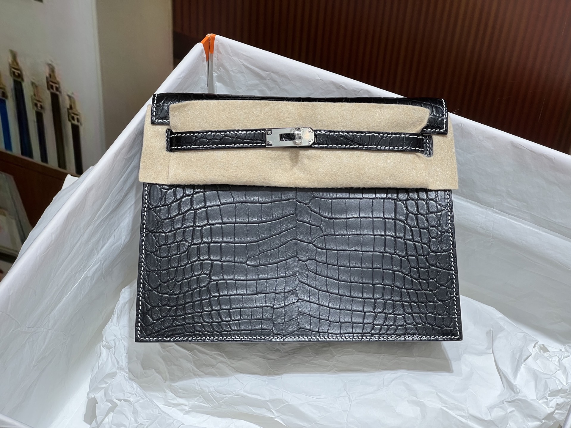 NO:700423,kelly 22 dance bag, silver buckle, imported Nile original leather, Nile crocodile skin real shot, version Z, top imported wax thread hand sewing technology, Hermes, hermes, crocodile skin, Hermes,19860909kelly 22 跳舞包 银扣 进口尼罗原厂皮 尼罗鳄鱼皮实拍现货 对版Z 顶级进口蜡线手缝工艺,爱马仕,hermes,crocodile skin,Hermes,,Bag
