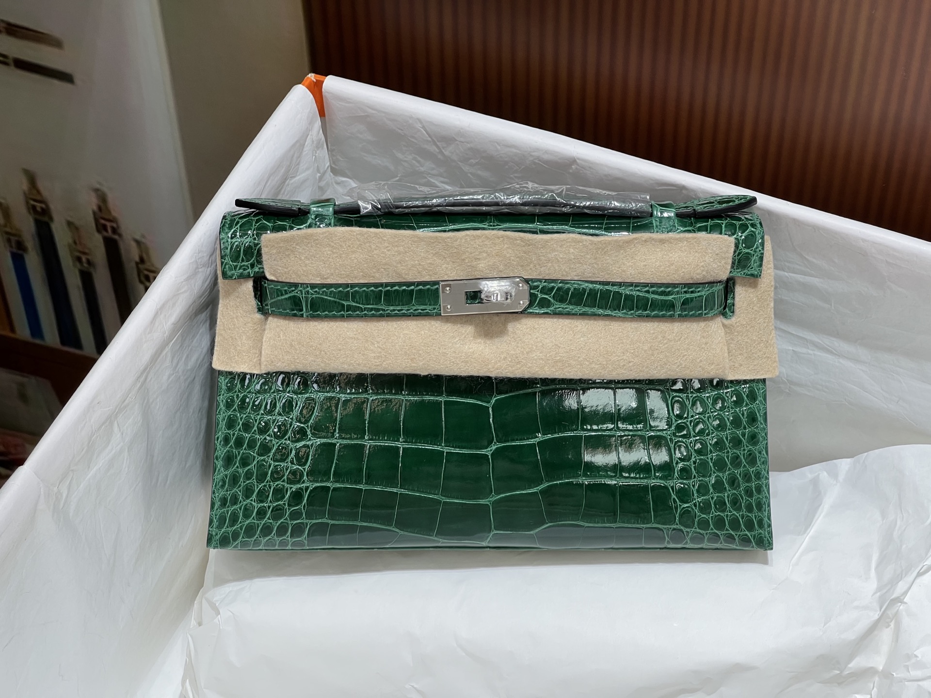 NO:851316,Silver buckle, emerald, Kelly Generation 22CM. Made of imported high-gloss American crocodile, plate cutting, sheepskin lining imported from Italy, top-grade hand-stitching, full set of hand-made nails, real-shot spot texture, Hermes, hermes, sheepskin, Hermes,19860909银扣 祖母绿 凯莉一代22CM.进口高光美洲鳄制作,对版开料,意大利进口羊皮内里,顶级手缝 全套手工钉 实拍现货纹理,爱马仕,hermes,sheepskin,Hermes,,Bag
