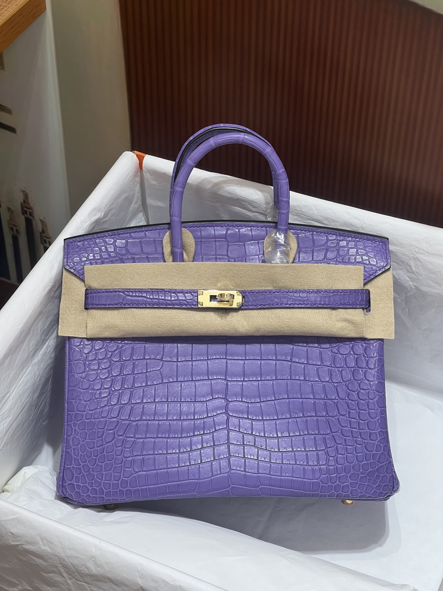 NO:700650,Platinum 25CM. The gold buckle is super beautiful in kind. Made from imported hc crocodile belly. Alligator crocodile belly is cut out from the belly. Fully hand-stitched. Real shot. Sheepskin lining imported from Italy, Hermes, hermes, sheepskin, Hermes,19860909铂金25CM. 金扣 实物超级美 进口hc鳄鱼肚皮制作,湾鳄鳄鳄鱼肚皮正肚皮开料,全手缝现货实拍 意大利进口羊皮内里,爱马仕,hermes,sheepskin,Hermes,,Bag