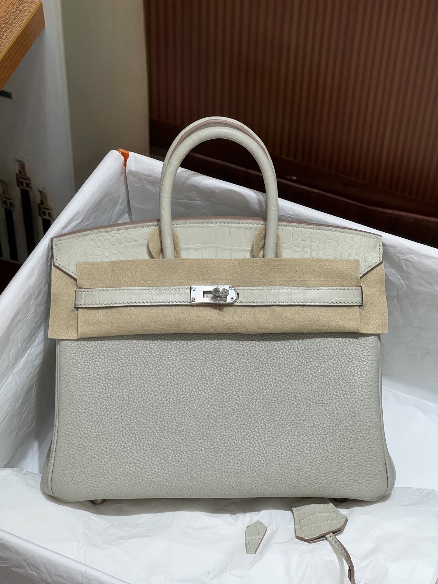 NO:699922,Touch25 silver buckle 8L glacier white fish Hc imported American crocodile skin with togo leather real shot texture top hand sewing full set of hand nails, Hermes, hermes, crocodile skin, Hermes,19860909Touch25 银扣8L 冰川白 鱼 Hc进口美洲鳄鱼皮搭配togo皮 实拍纹理 顶级手工缝制 全套手工钉,爱马仕,hermes,crocodile skin,Hermes,,Bag