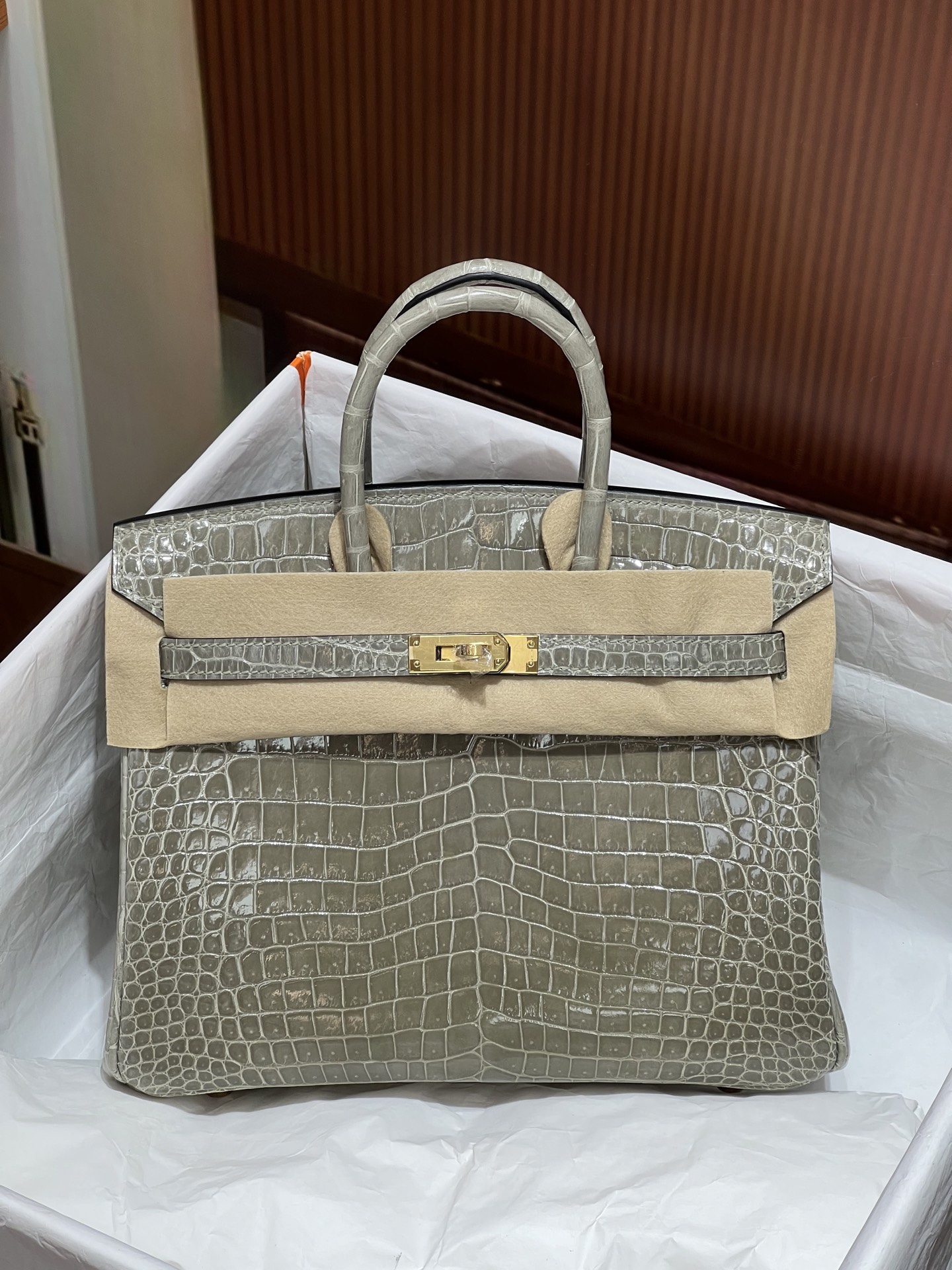 NO:700661,Platinum 25CM. Turtle dove gray inverted V gold buckle. The real thing is super beautiful. Made of imported hc high-gloss crocodile belly, alligator crocodile belly is cut out from the belly, fully hand-stitched, real shot. Sheepskin lining imported from Italy, Hermes, sheepskin, Hermes,19860909铂金25CM. 斑鸠灰 倒V 金扣 实物超级美 进口hc高光鳄鱼肚皮制作,湾鳄鳄鳄鱼肚皮正肚皮开料,全手缝现货实拍 意大利进口羊皮内里,爱马仕,hermes,sheepskin,Hermes,,Bag