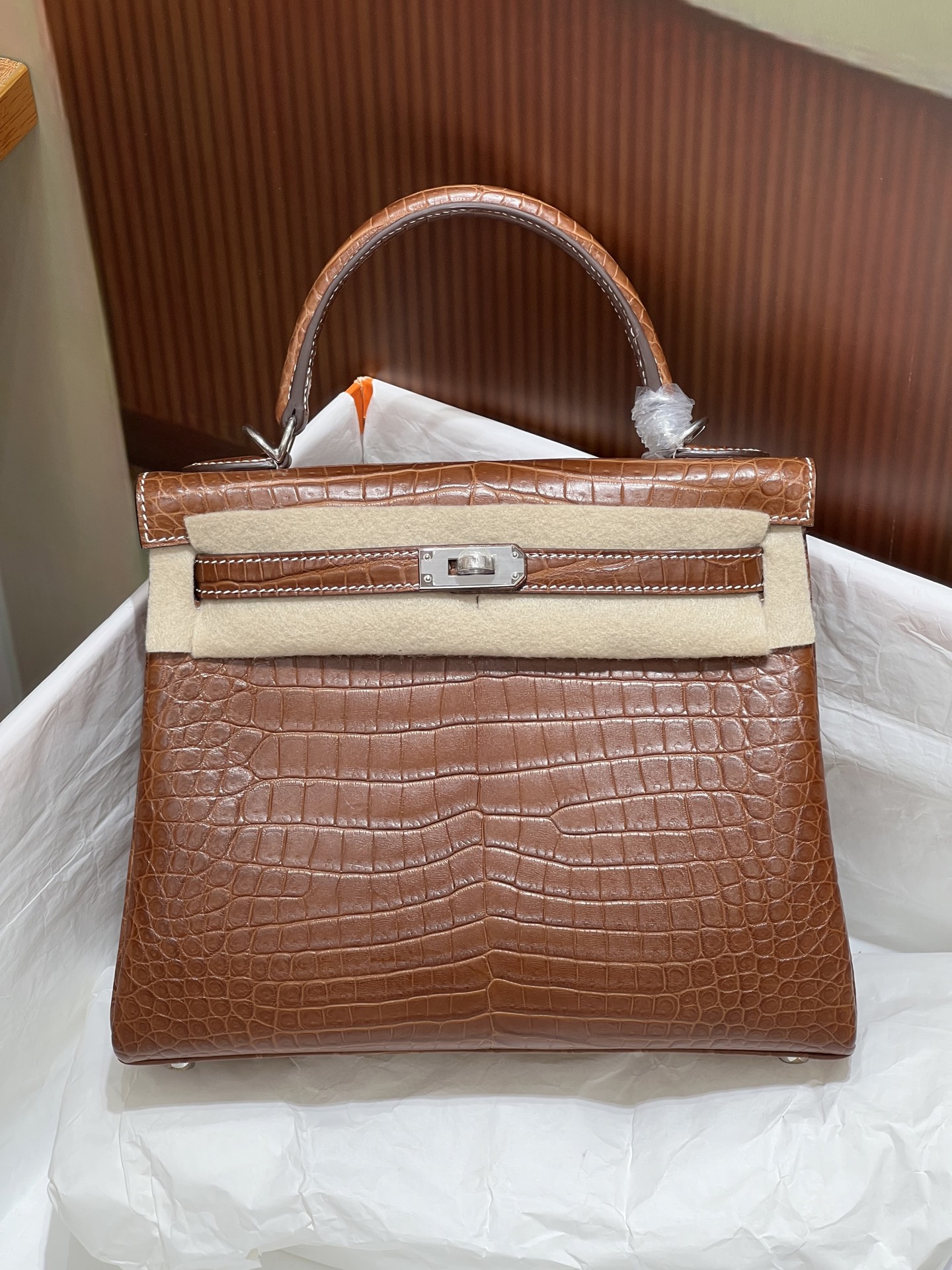 NO:700665,Kelly 25CM. Silver buckle saddle crocodile Hc imported crocodile, real shot, newly released, version Z, top hand sewing craftsmanship, Hermes, Hermes,19860909凯丽Kelly 25CM. 银扣马鞍鳄鱼 Hc进口湾鳄实拍现货 新出 对版Z 顶级手缝工艺,爱马仕,hermes,Hermes,,Bag