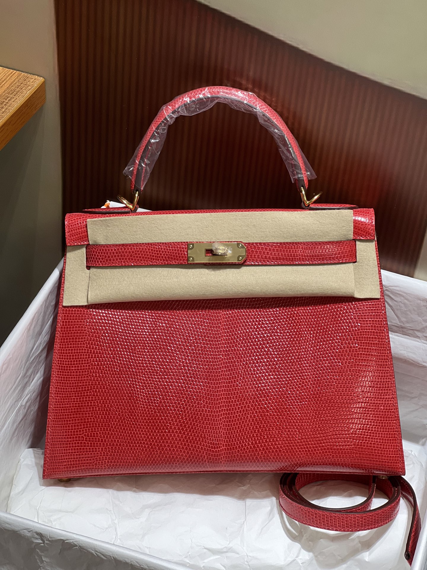 NO:812100,Kelly 28CM. Gold buckle red Hc imported lizard real shot in stock Newly released 5 skins to make one, version Z top hand sewing craftsmanship, Hermes, Hermes, Hermes,19860909凯丽Kelly 28CM. 金扣 红色 Hc进口蜥蜴实拍现货 新出 5张皮做一个, 对版Z 顶级手缝工艺,爱马仕,hermes,Hermes,,Bag