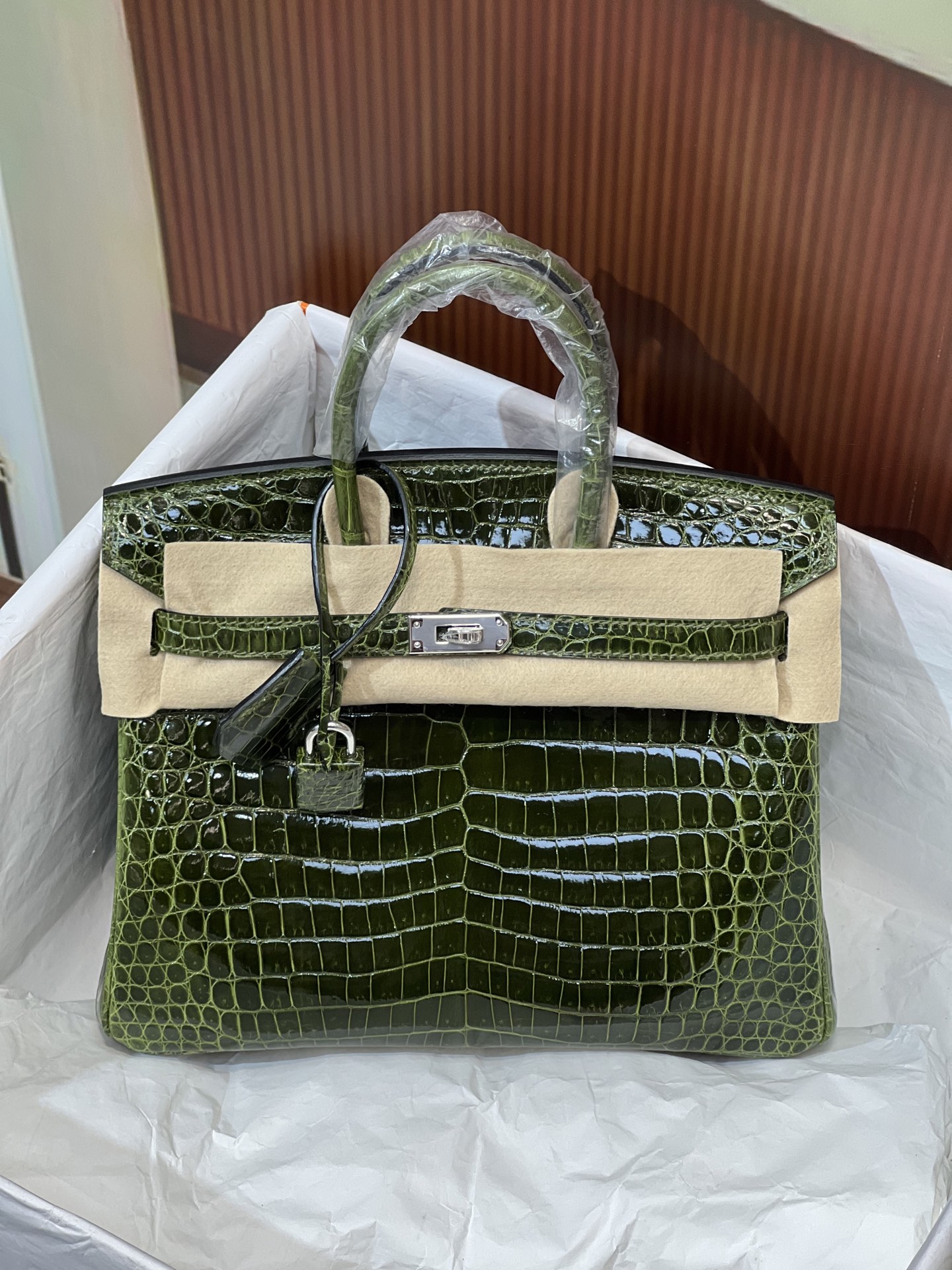 NO:700660,Platinum 25CM. Silver buckle. Super beautiful in kind. Made of imported hc high-gloss crocodile belly. Alligator crocodile belly is cut out from the belly. Fully hand-stitched. Real shot. Sheepskin lining imported from Italy, Hermes, hermes, sheepskin, Hermes,19860909铂金25CM. 银扣 实物超级美 进口hc高光鳄鱼肚皮制作,湾鳄鳄鳄鱼肚皮正肚皮开料,全手缝现货实拍 意大利进口羊皮内里,爱马仕,hermes,sheepskin,Hermes,,Bag