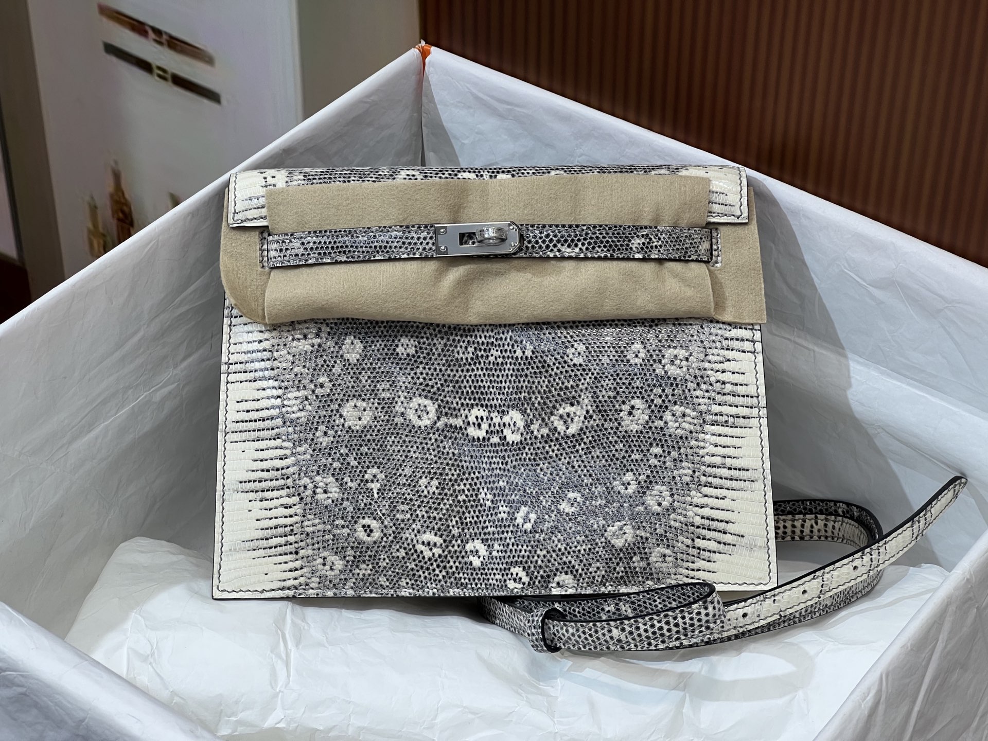 NO:701126,Dancing bag 22CM. Original color silver buckle hc imported lizard skin, top hand sewing, real shot, Hermes, hermes, Hermes,19860909跳舞包 22CM. 原花色银扣 hc进口蜥蜴皮,顶级手工缝制,实拍,爱马仕,hermes,Hermes,,Bag