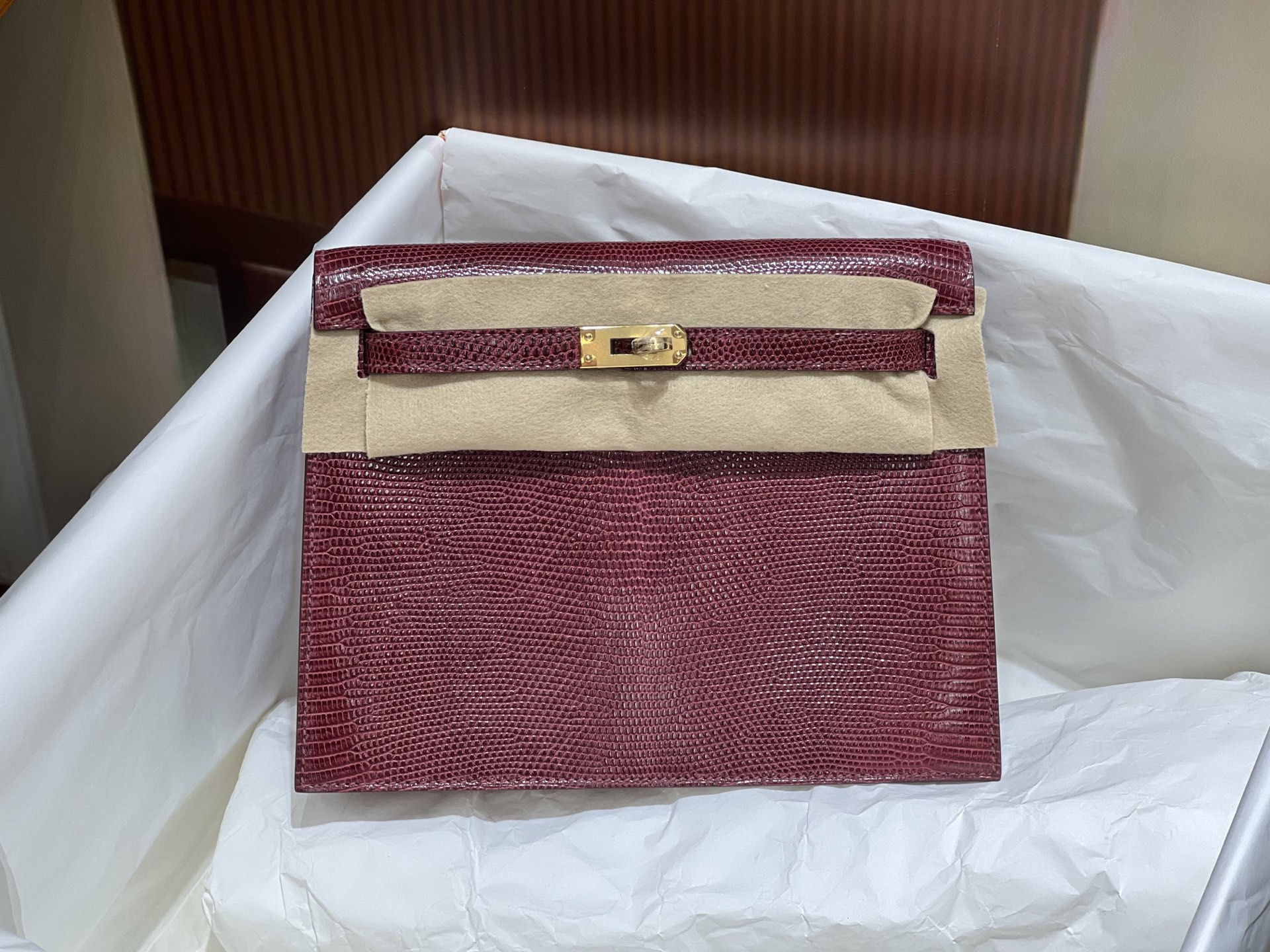 NO:701128,Dancing bag 22CM. Full set of hand-stitched Hermes red hc imported lizard skin, real shot silver buckle, 5 pieces of skin, make a bag, the texture and leather surface are super beautiful, top hand sewing craftsmanship, Hermes, Hermes, Hermes,19860909跳舞包22CM.全套手工钉 爱马红 hc进口蜥蜴皮 实拍银扣 5张皮 做一个包 纹理和皮面都超级漂亮 顶级手缝工艺,爱马仕,hermes,Hermes,,Bag